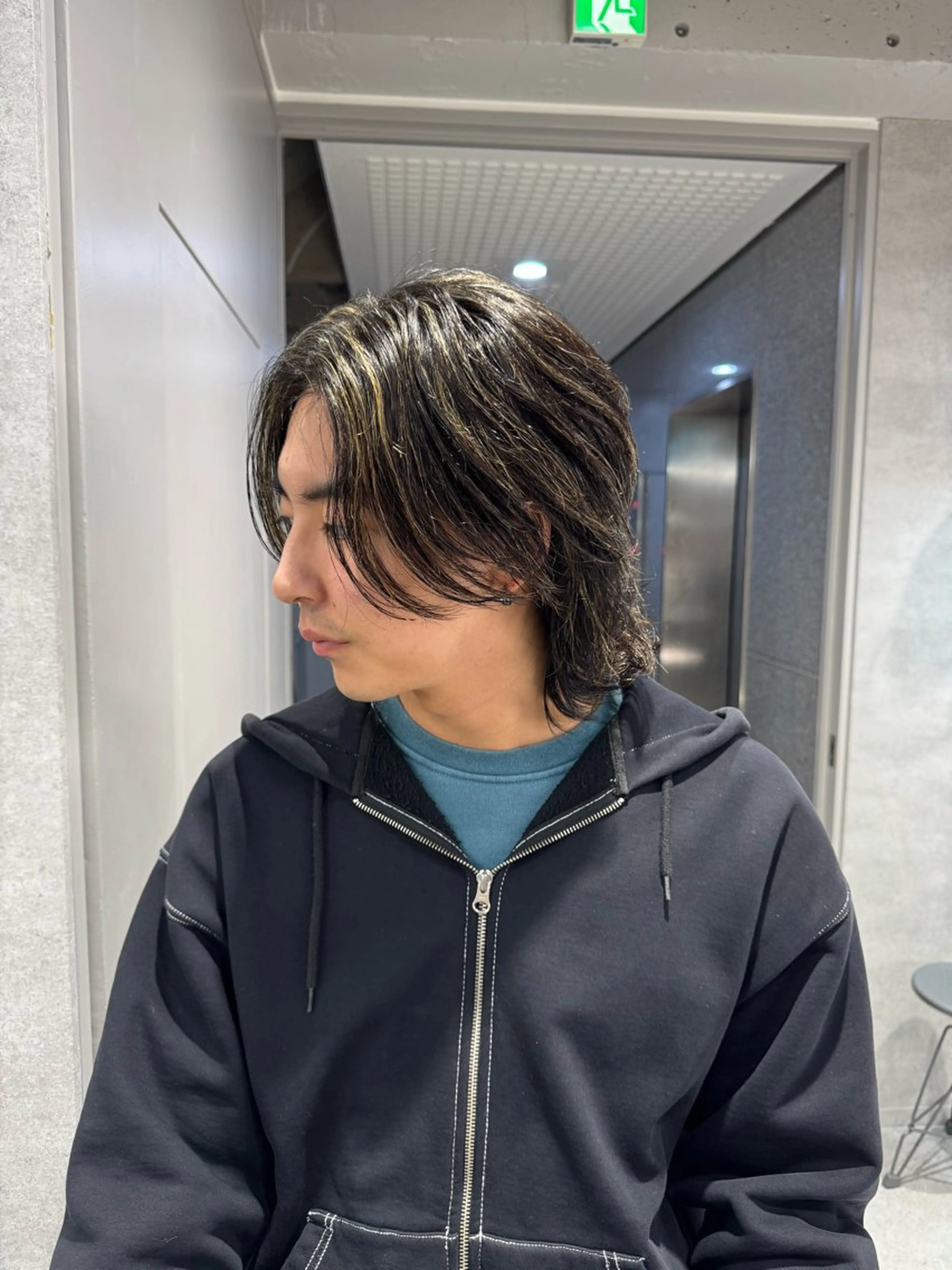 ショート カラー パーマ ヘアアレンジ メンズ メンズブリーチ センターパート フェザーパーマ メンズハイライト メンズハイトーン カット ヘアカラー パーマ トリートメント ヘッドスパ ヘアセット スパイキー/フェザー /波巻き/かいとのヘアスタイル