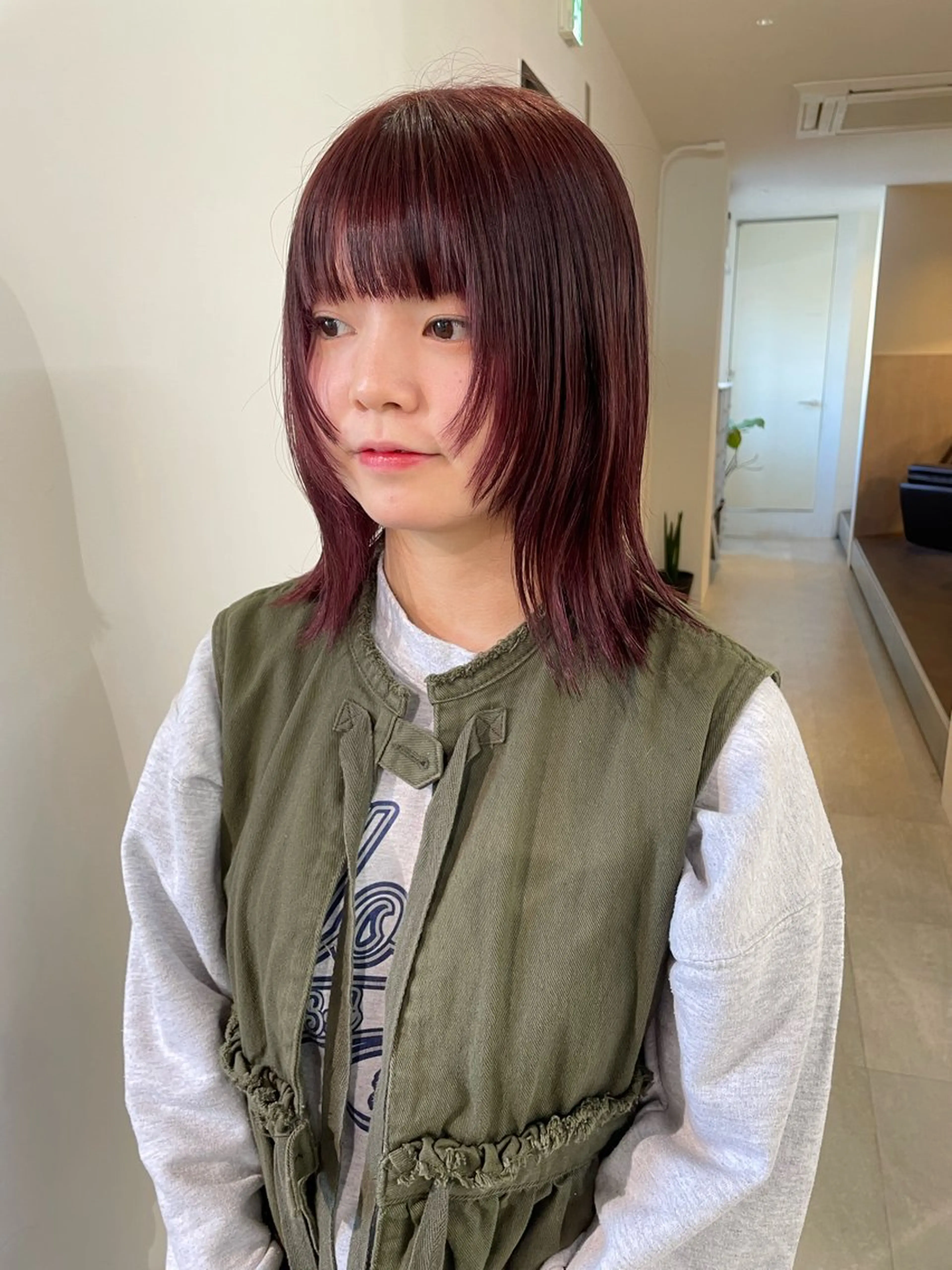 ミディアム カラー ブリーチ ブラウンカラー ダブルカラー ブリーチなしカラー ピンクカラー カット ヘアカラー トリートメント MIU/ルーツカラー 顔まわりレイヤーのヘアスタイル