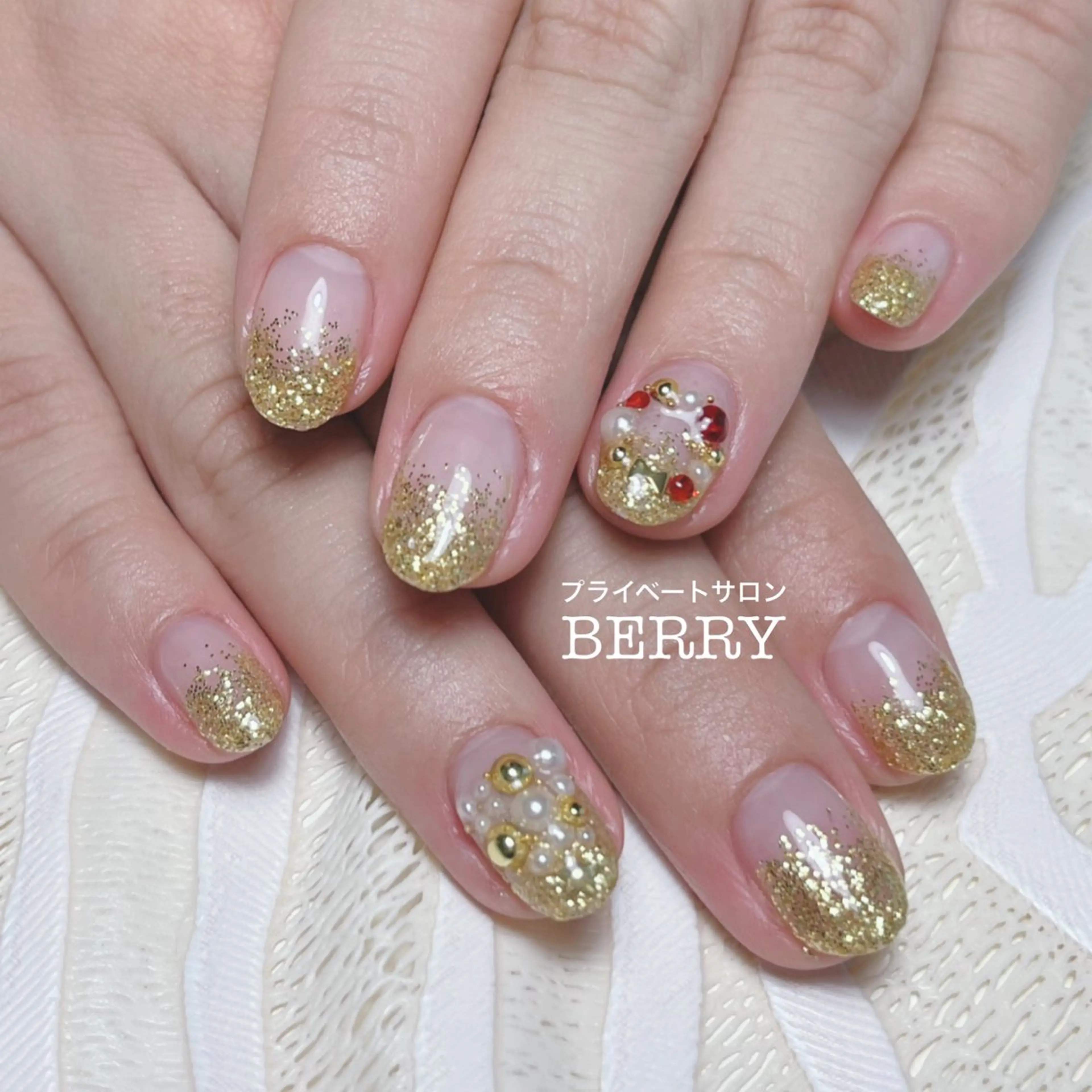 ネイル ラメ(グリッター) ラメグラデーション 冬ネイル クリスマス ハンドネイル プライベートサロン BERRYのエステ・リラクイメージ