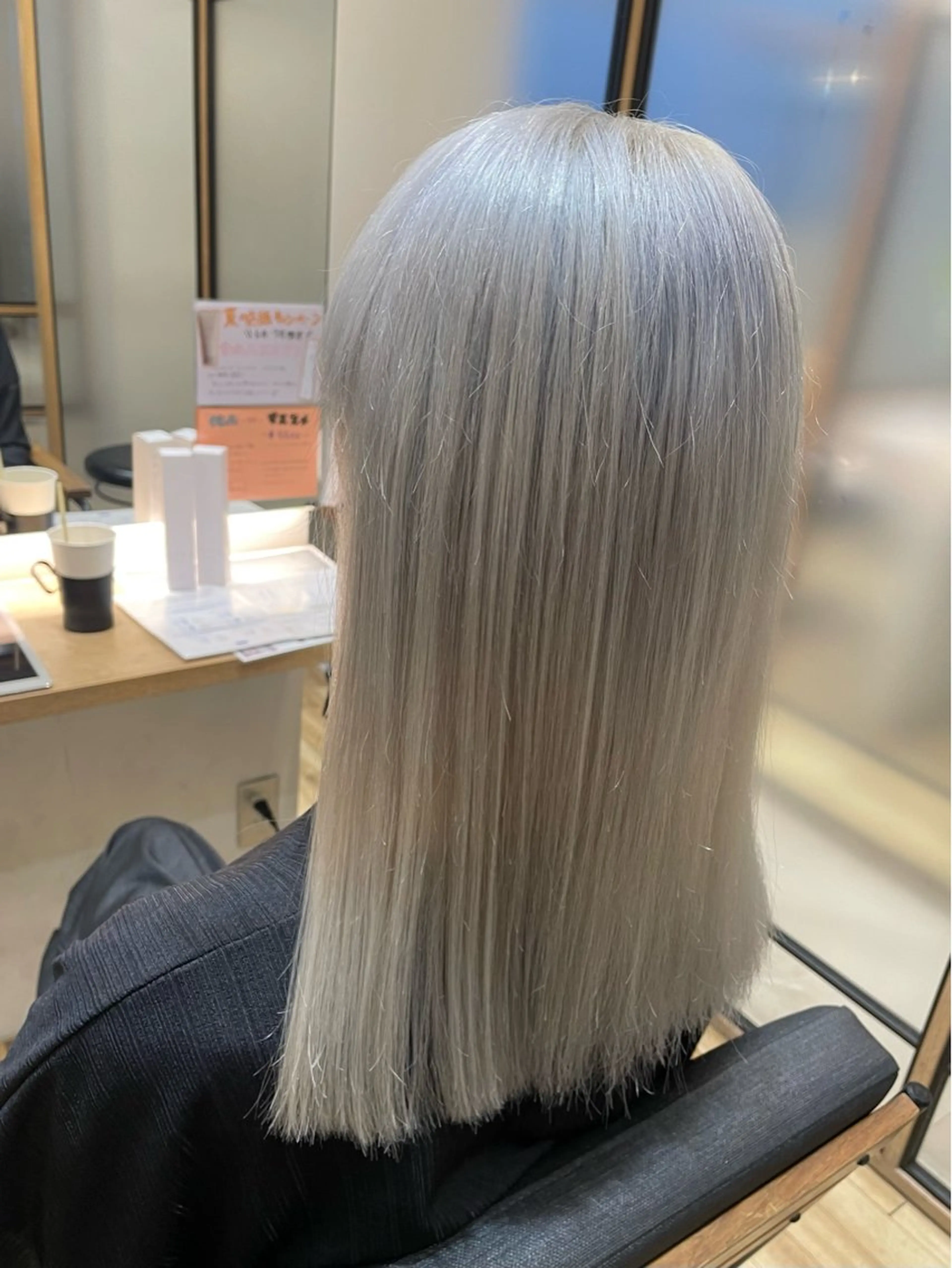 セミロング カラー ブリーチ シルバー ホワイトシルバー カット ヘアカラー トリートメント ❁⃘ ち だ り さ ❁⃘のヘアスタイル