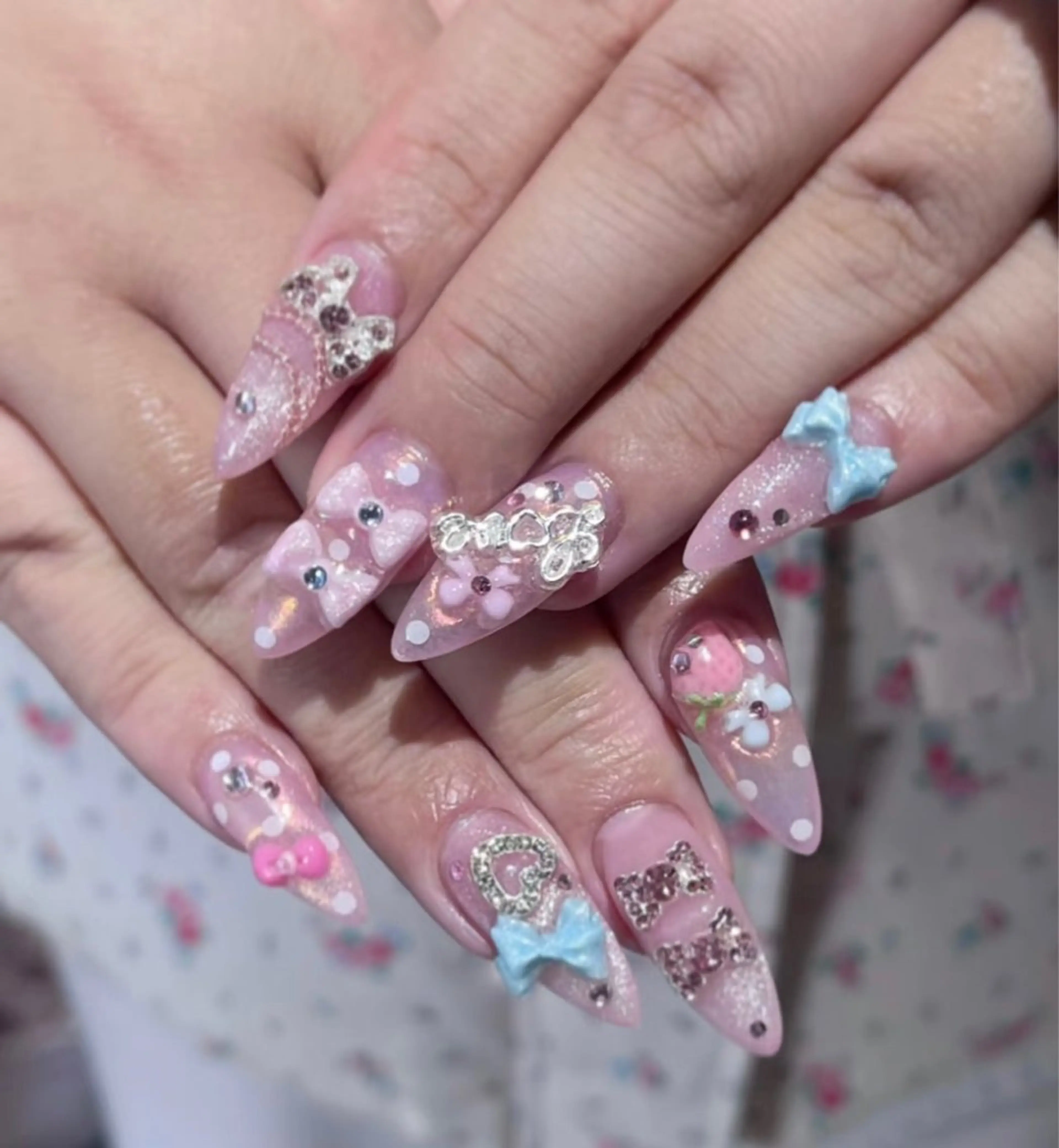 ネイル チークネイル フレンチネイル ジェルネイル ガーリー キラキラネイル ハンドネイル 高橋 雪のネイルデザイン