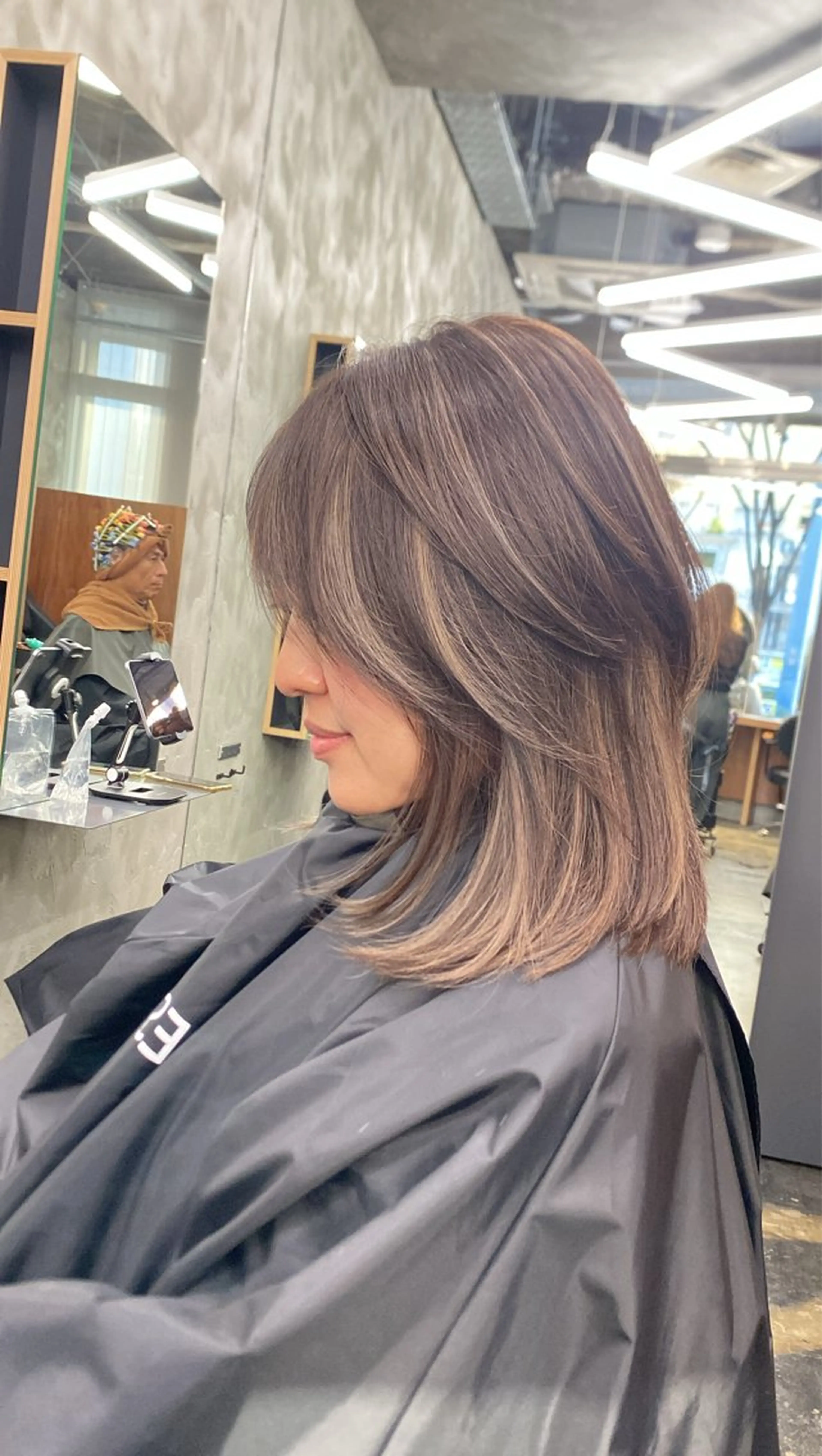 ミディアム カラー ヘアカラー ハイライト、レイヤー カット/西梅田/中西のヘアスタイル