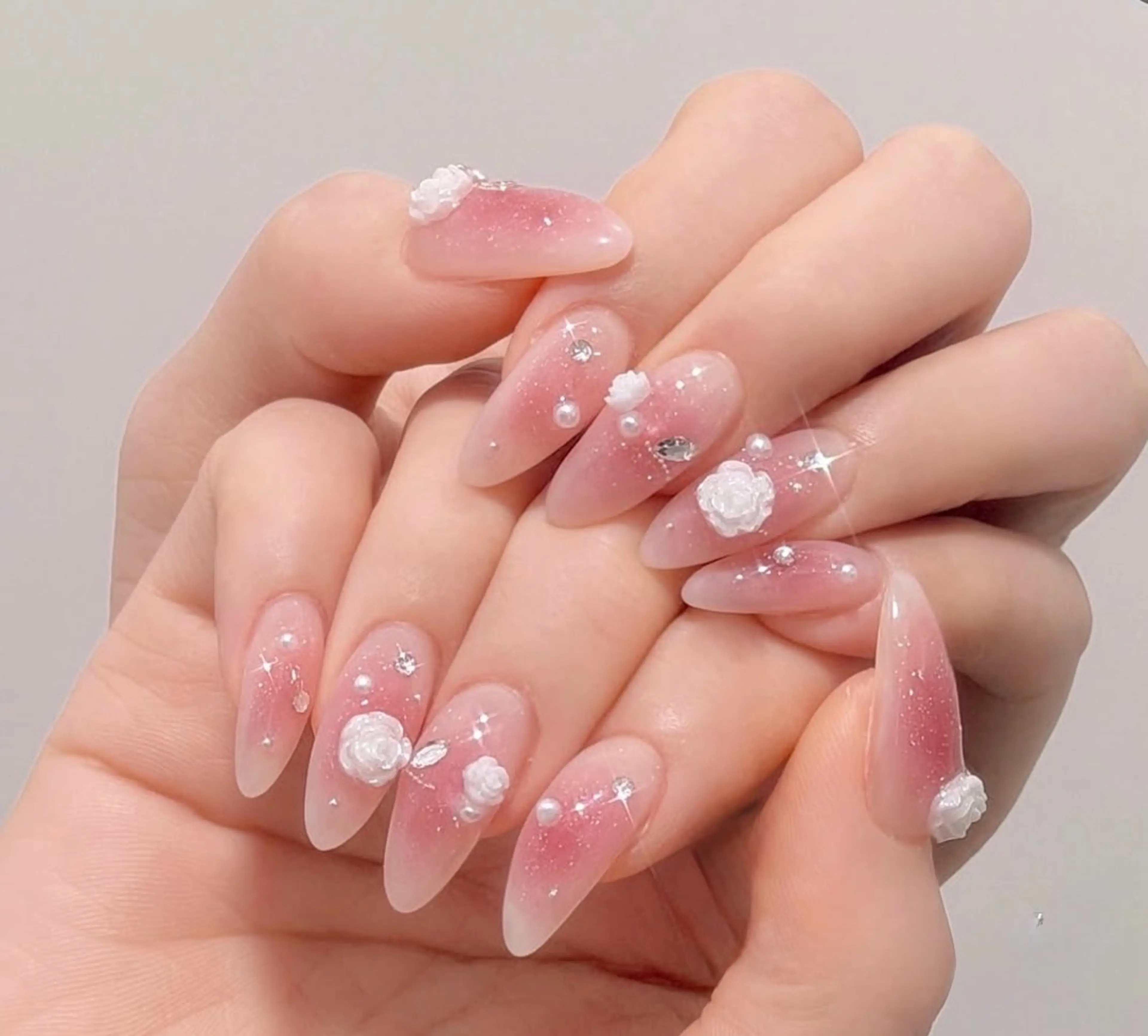 ネイル フラワーネイル ジェルネイル グラデーション 韓国ネイル ラメ(グリッター) ハンドネイル ハンドケア NailSalon✨ Écrinエクランのネイルデザイン
