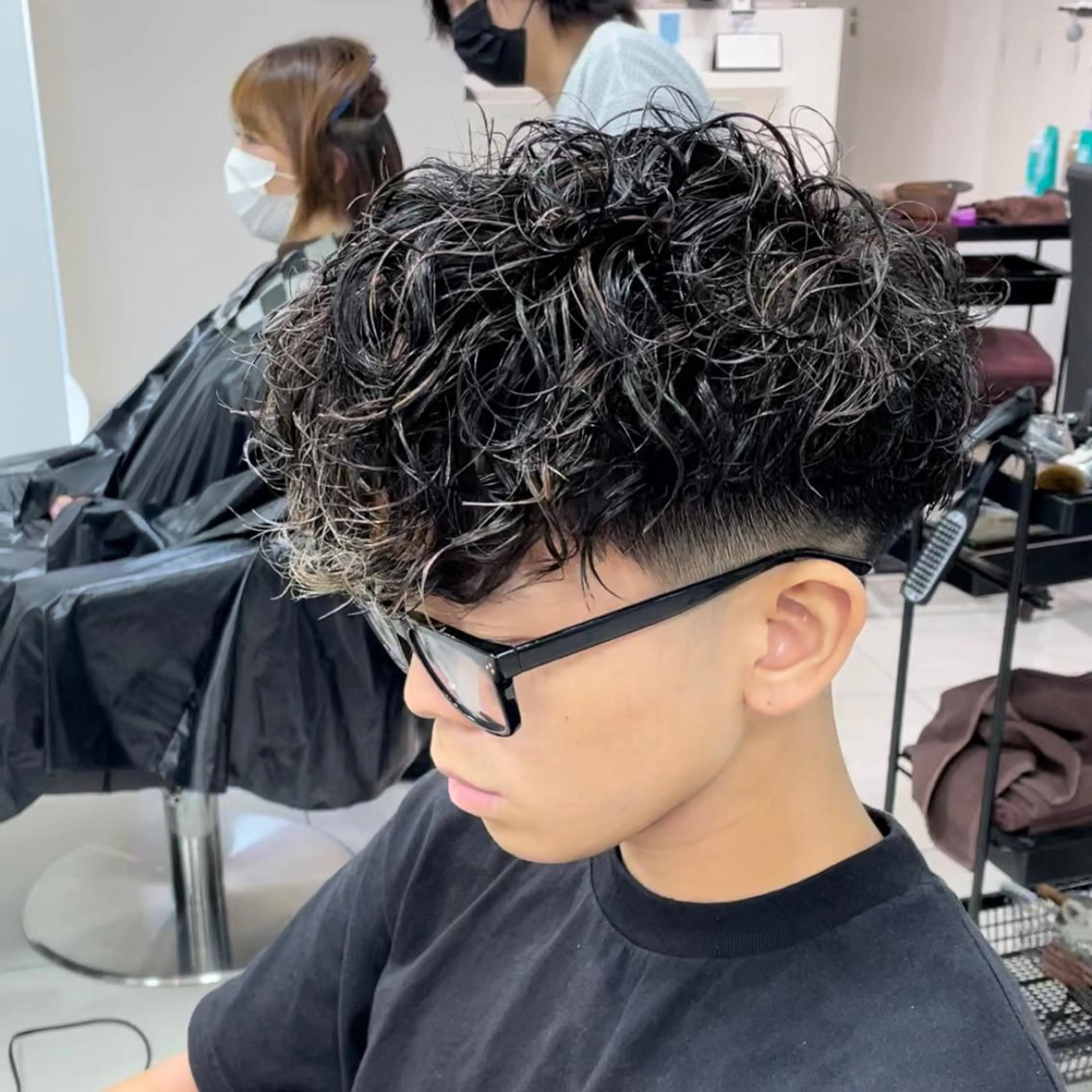 ショート カラー パーマ メンズ メンズパーマ スペインカール 波巻きパーマ カット ヘアカラー パーマ フェザーパーマ職人 🪶ryosukeのヘアスタイル