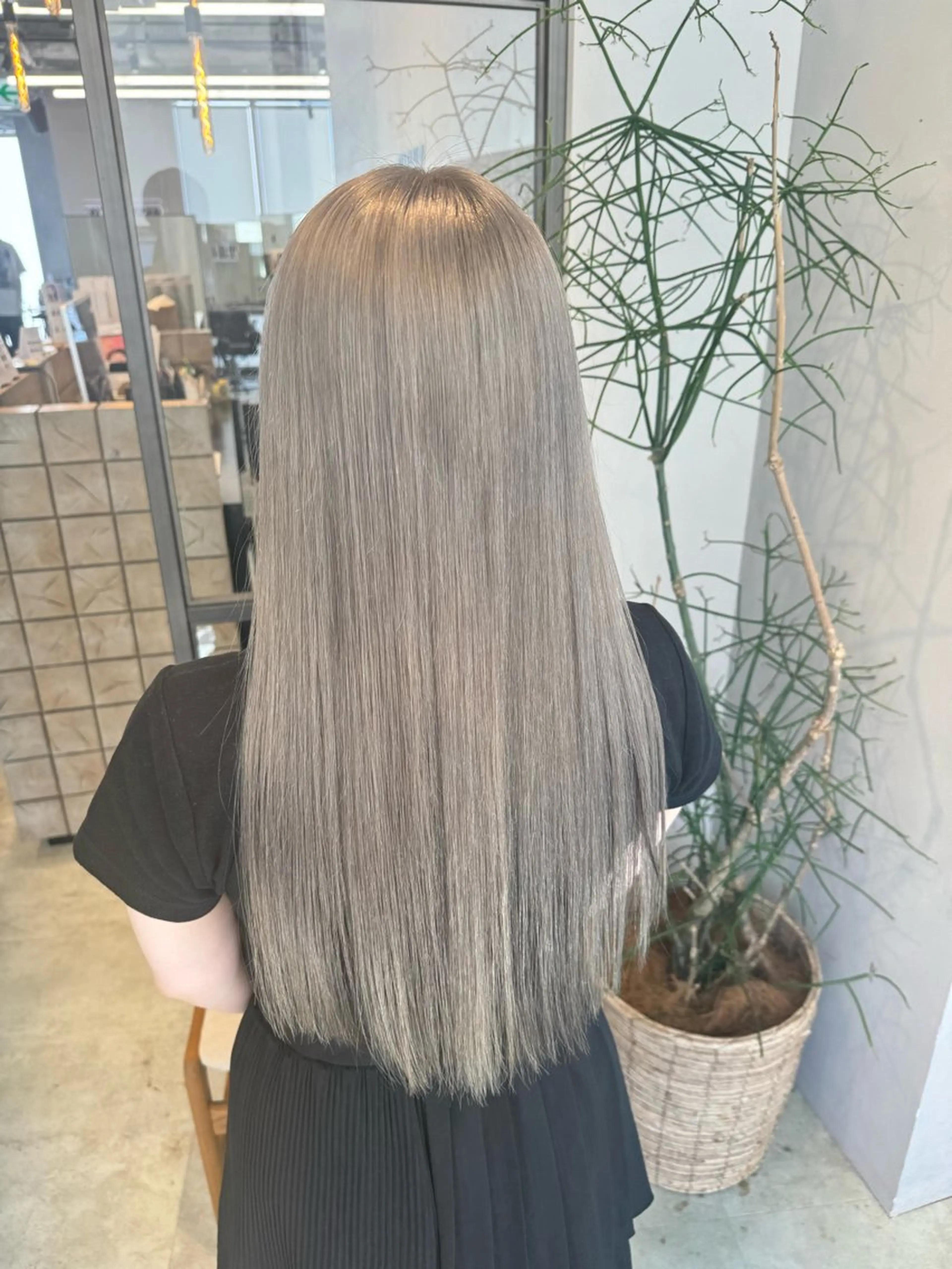 カラー ブリーチ シルバー ホワイトシルバー カット ヘアカラー トリートメント 透明感カラー✨艶髪 制作🌱山根あゆみのヘアスタイル