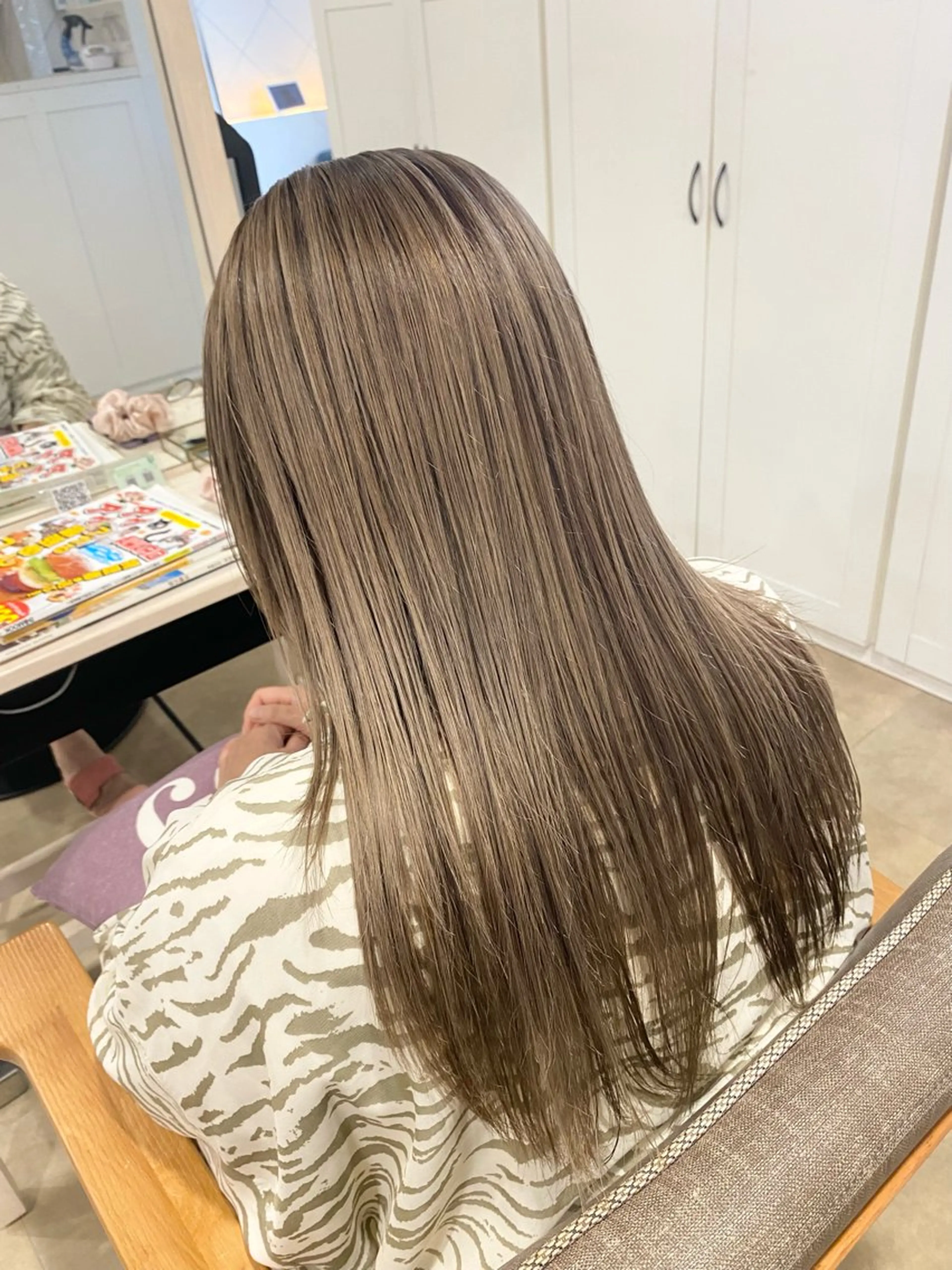 ロング カラー ブリーチ ヘアカラー トリートメント 饒平名 知也のヘアスタイル