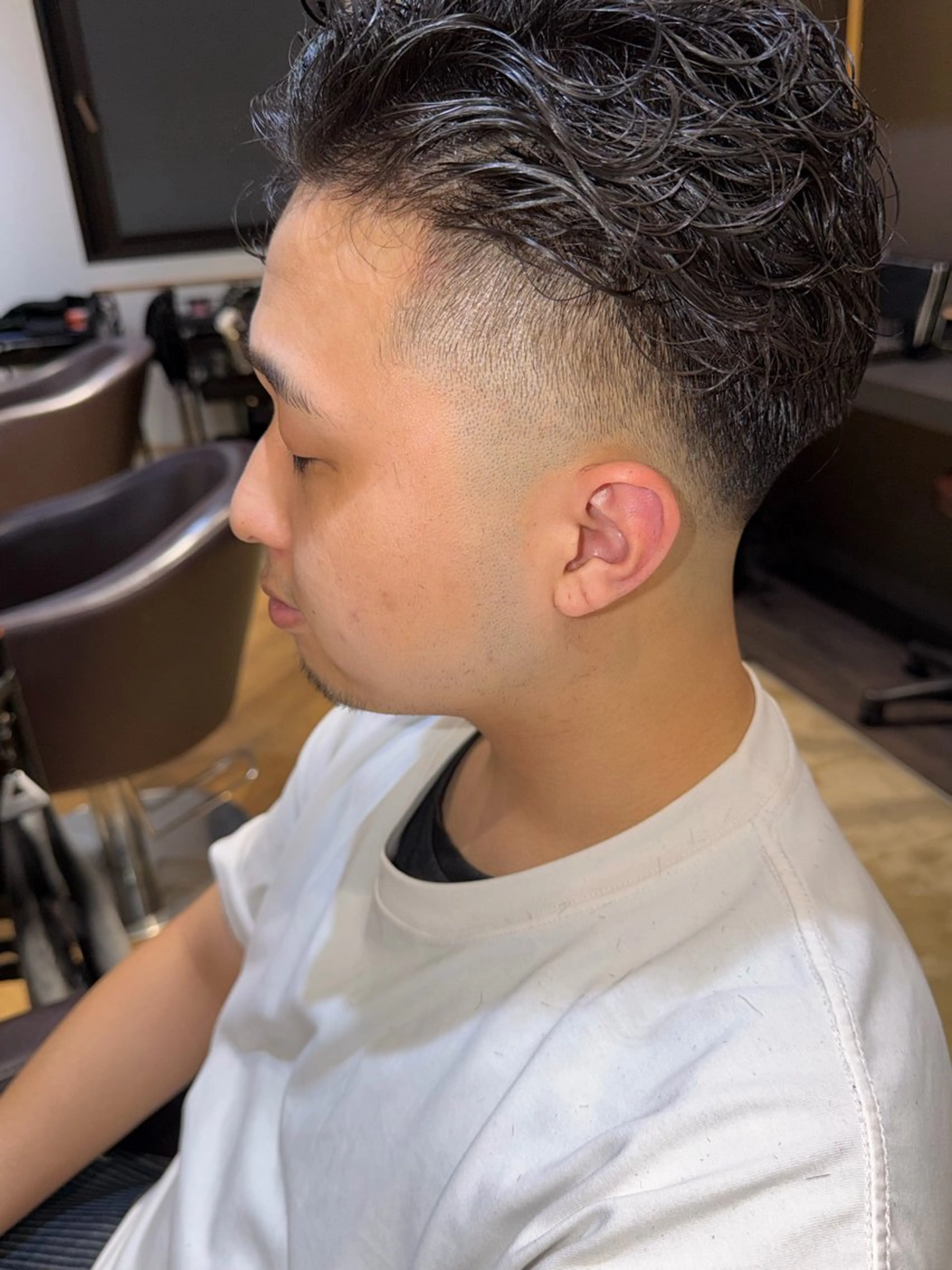 ショート メンズ フェードカット 波巻きパーマ 辰巳 大和のヘアスタイル