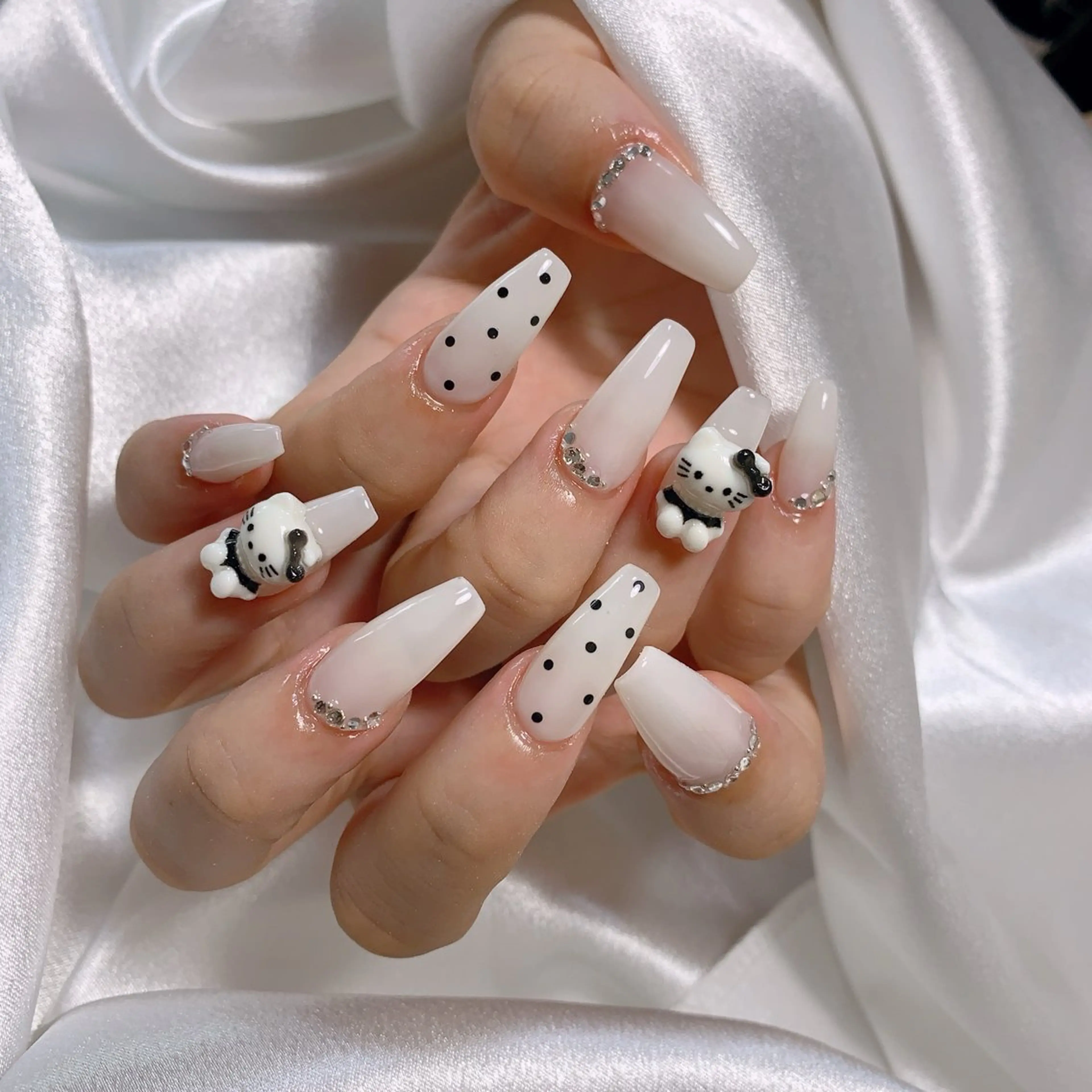 ネイル ブルー チークネイル フレンチネイル ハート ホログラムネイル ハンドネイル インフィニティ ネイルサロンのネイルデザイン