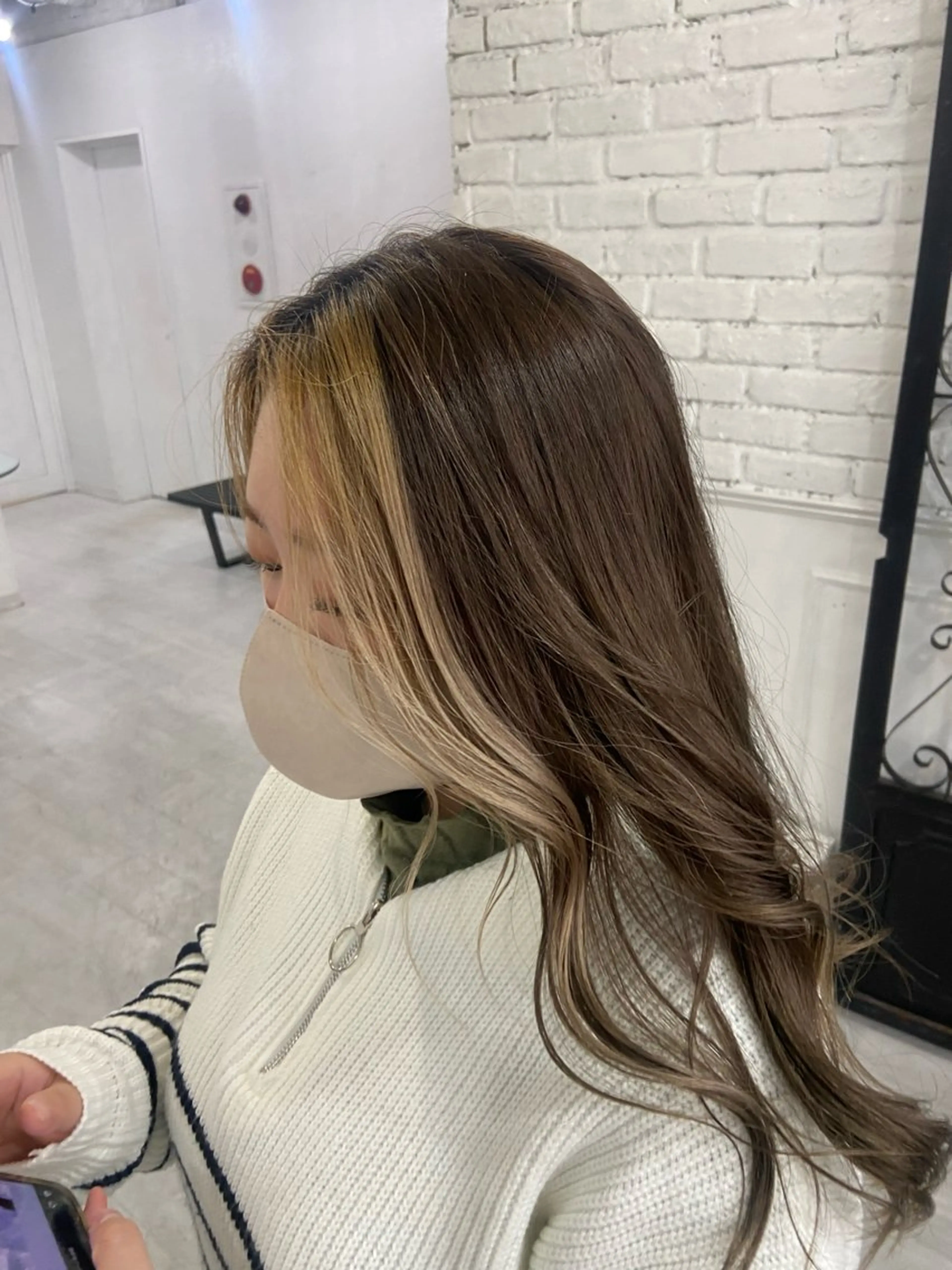 ロング カラー バレイヤージュ ミストバング ベージュカラー ブリーチ 抜きっぱなしブロンド SALOWIN札幌大通り所属・札幌ブリーチカラー/ ダブルカラー/ドイのヘアスタイル