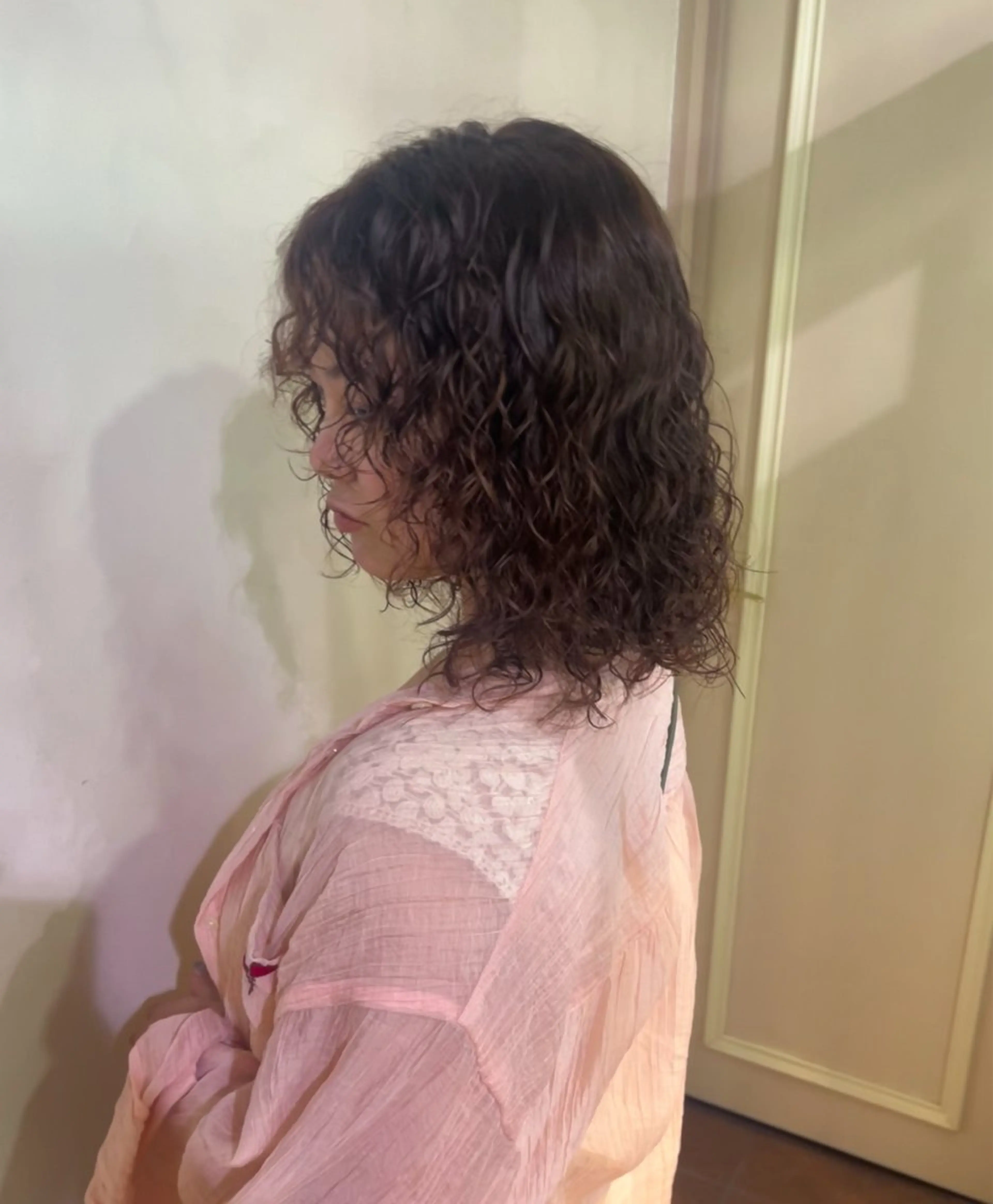 ミディアム パーマ ミディアムパーマ 顔周りカット レイヤーカット 似合わせカット カット パーマ 山田 知佳のヘアスタイル