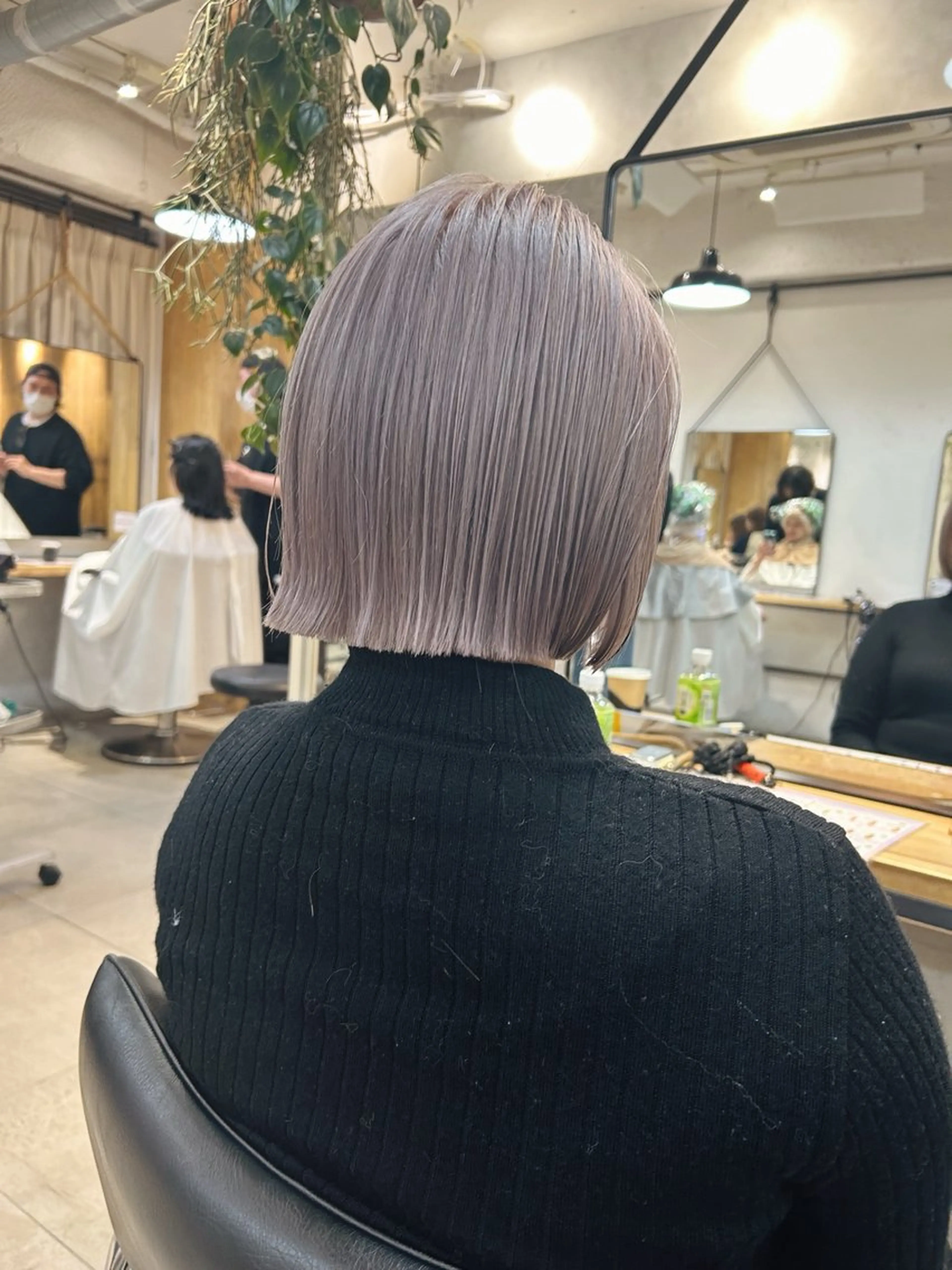 ショート カラー ハイトーンカラー シルバー カット ヘアカラー トリートメント ハイトーンボブ 前田 表参道　グレージュのヘアスタイル