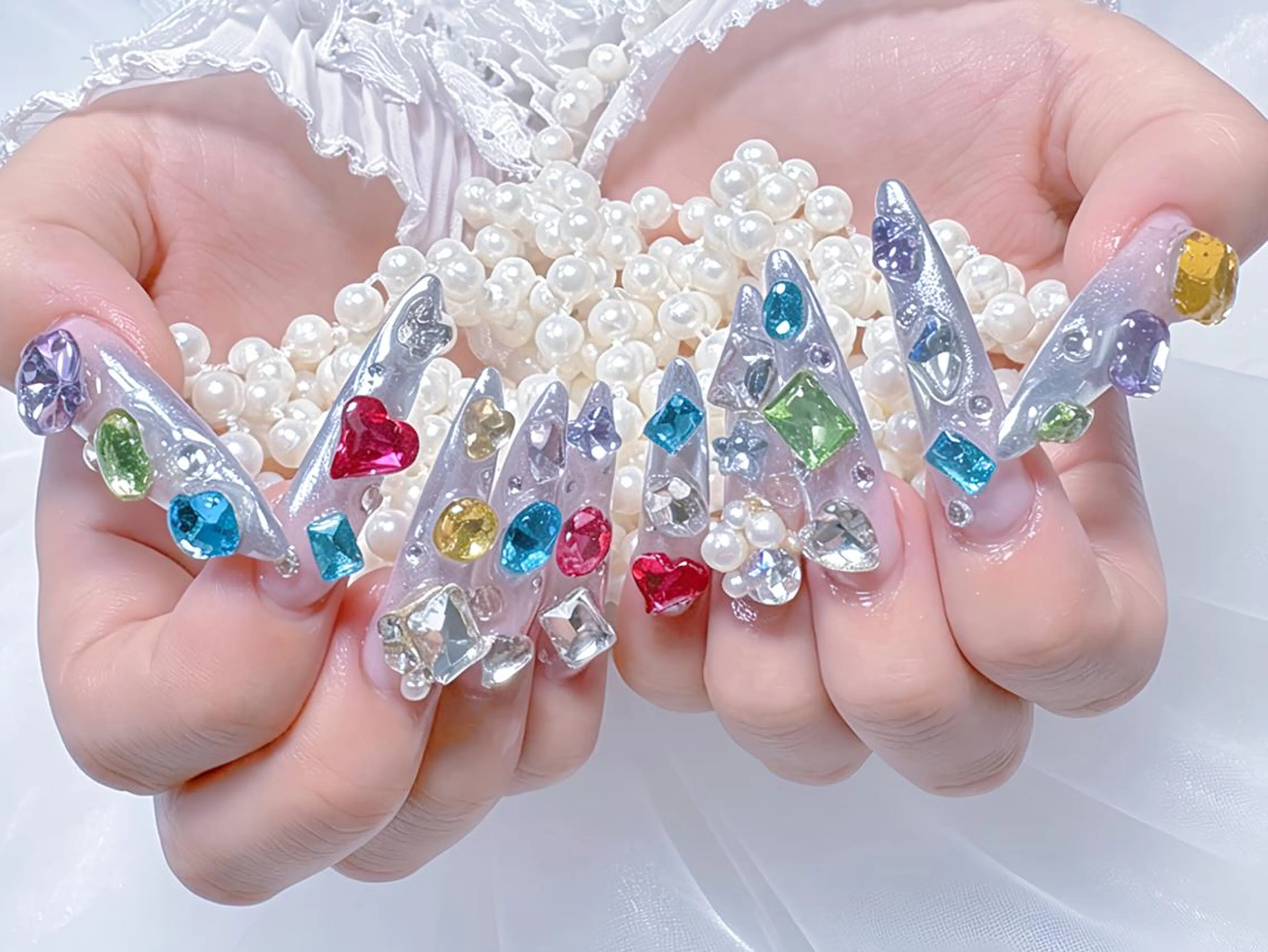 ネイル アートネイル オーロラネイル 長さ出し ガーリー キラキラネイル ハンドネイル 💙羽生 彩光💙のネイルデザイン