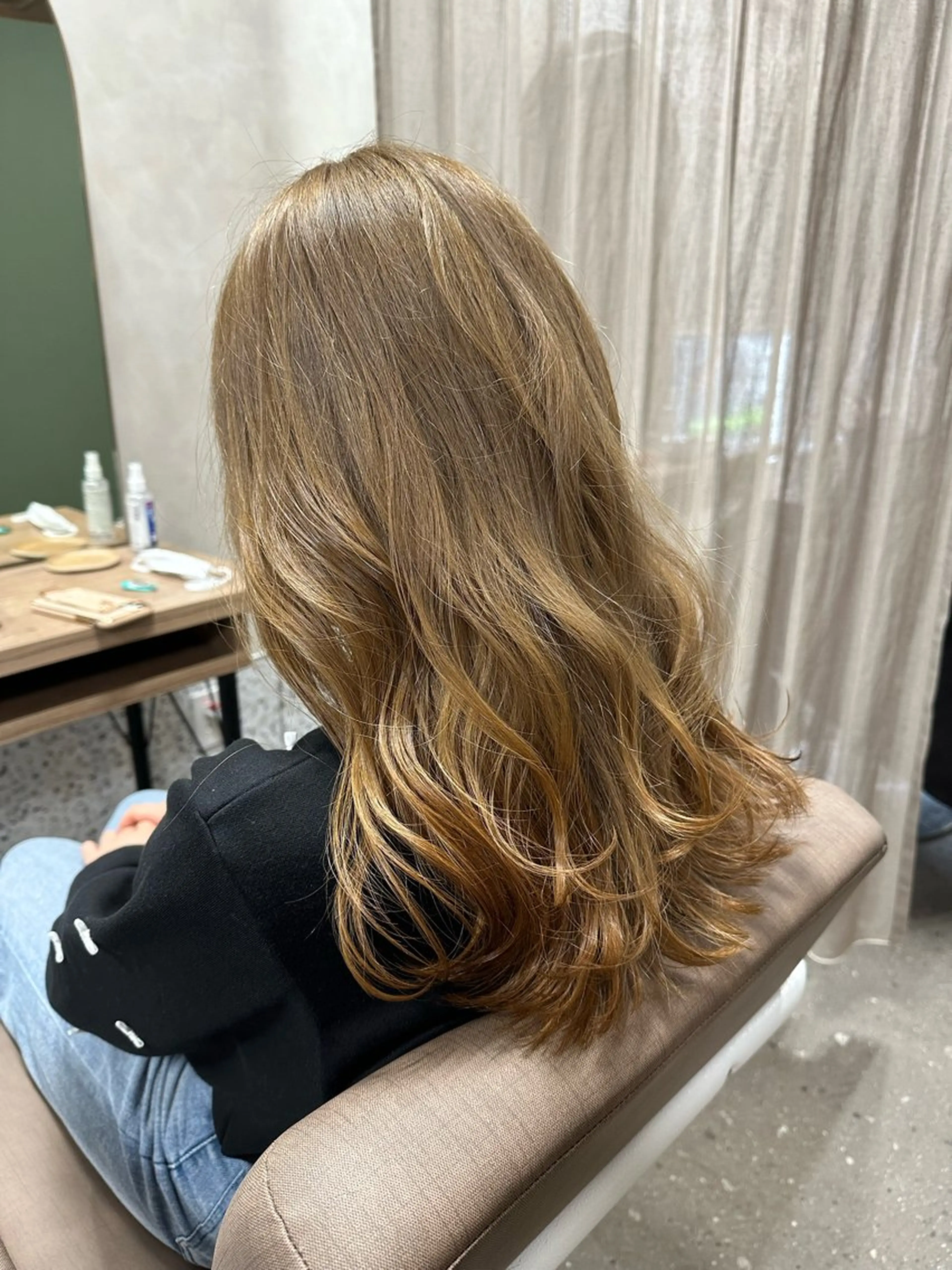 セミロング カラー ベージュカラー ブリーチ ミルクティーベージュ カット ヘアカラー トリートメント TELA HAIR 副代表RIKUのヘアスタイル