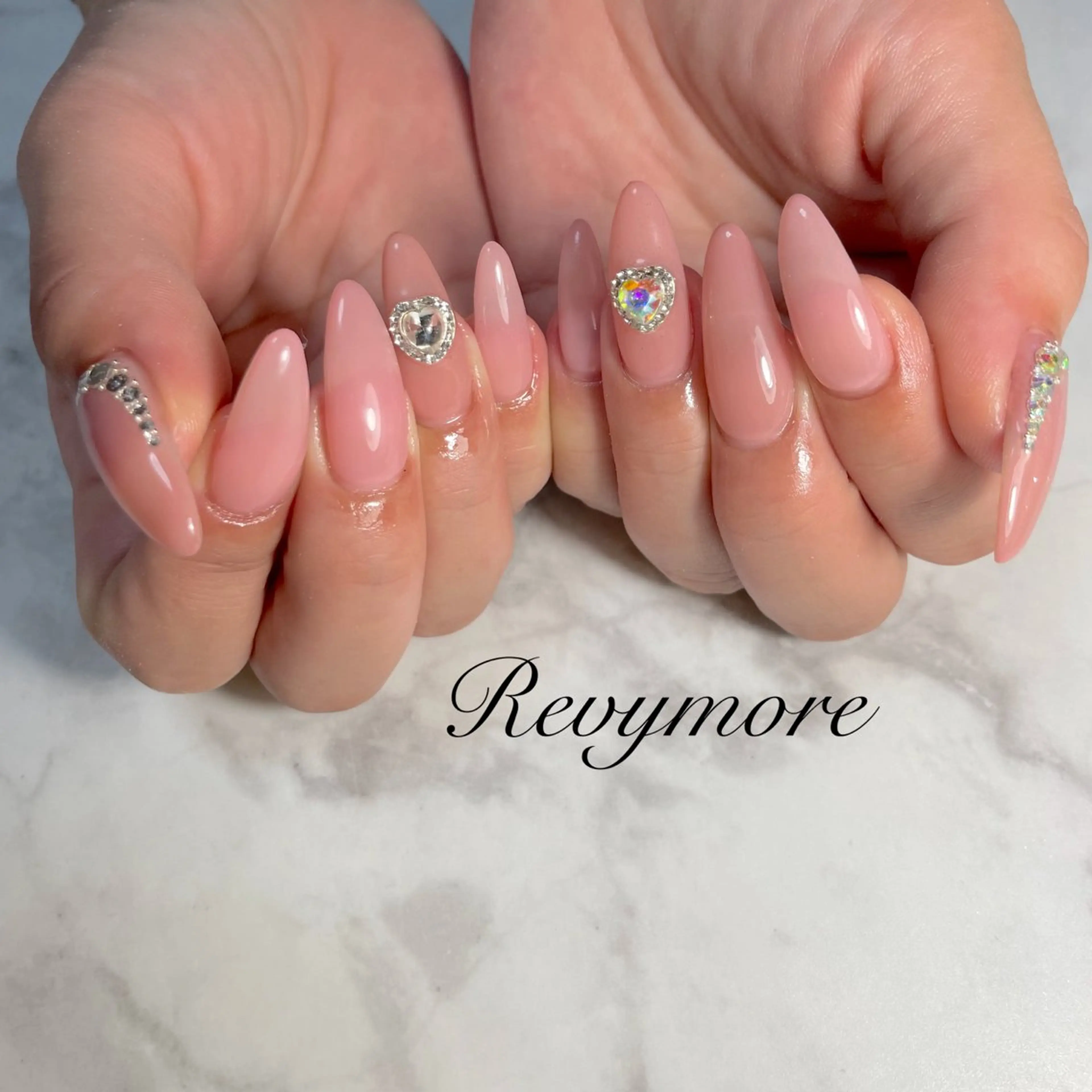 ネイル ジェルネイル ハート ロングネイル ニュアンスネイル オフィスネイル nail salon Revymoreのネイルデザイン