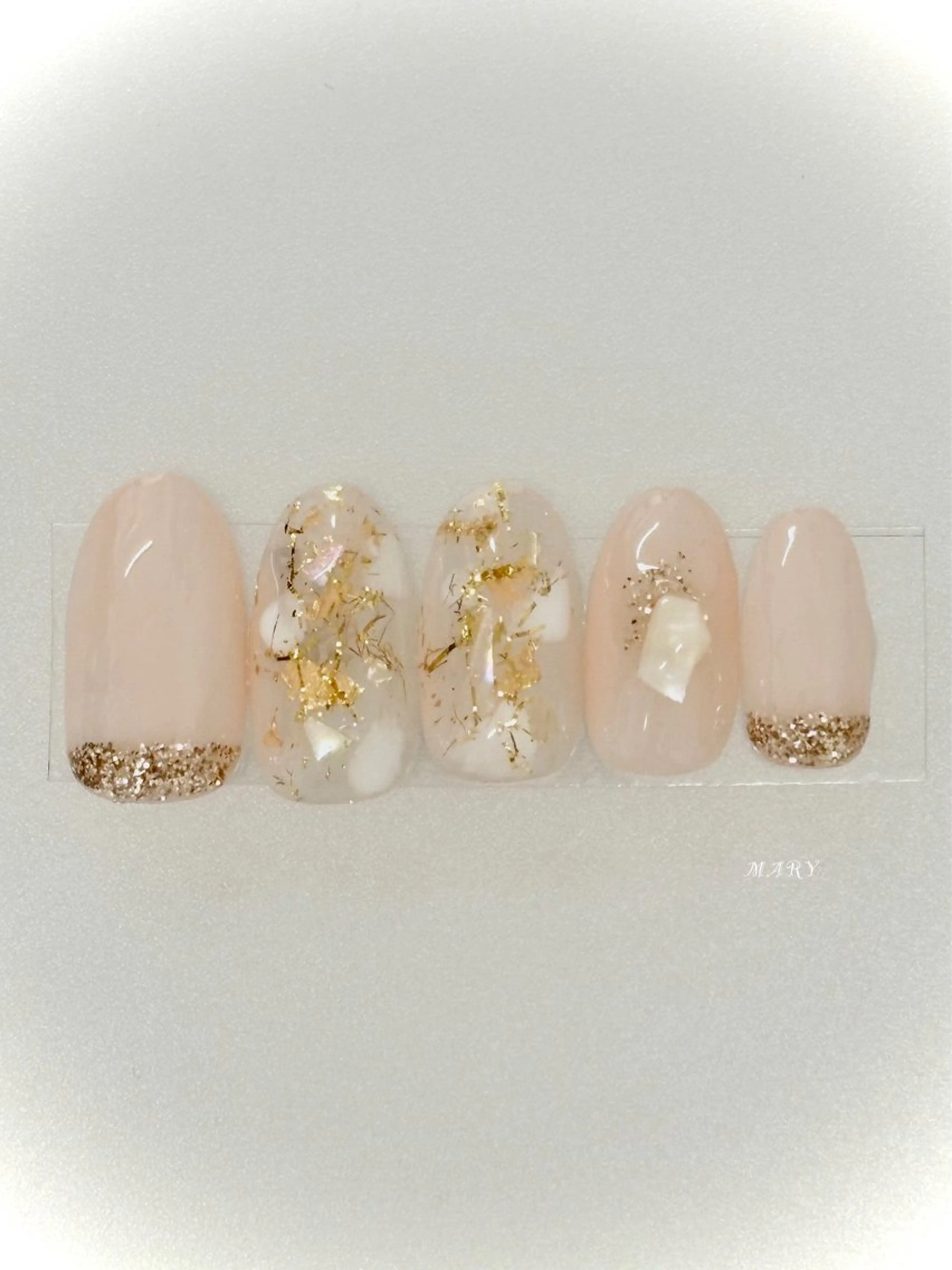 ネイル ゴールド キラキラネイル ニュアンスネイル ハンドネイル Mary nail .narumiのネイルデザイン