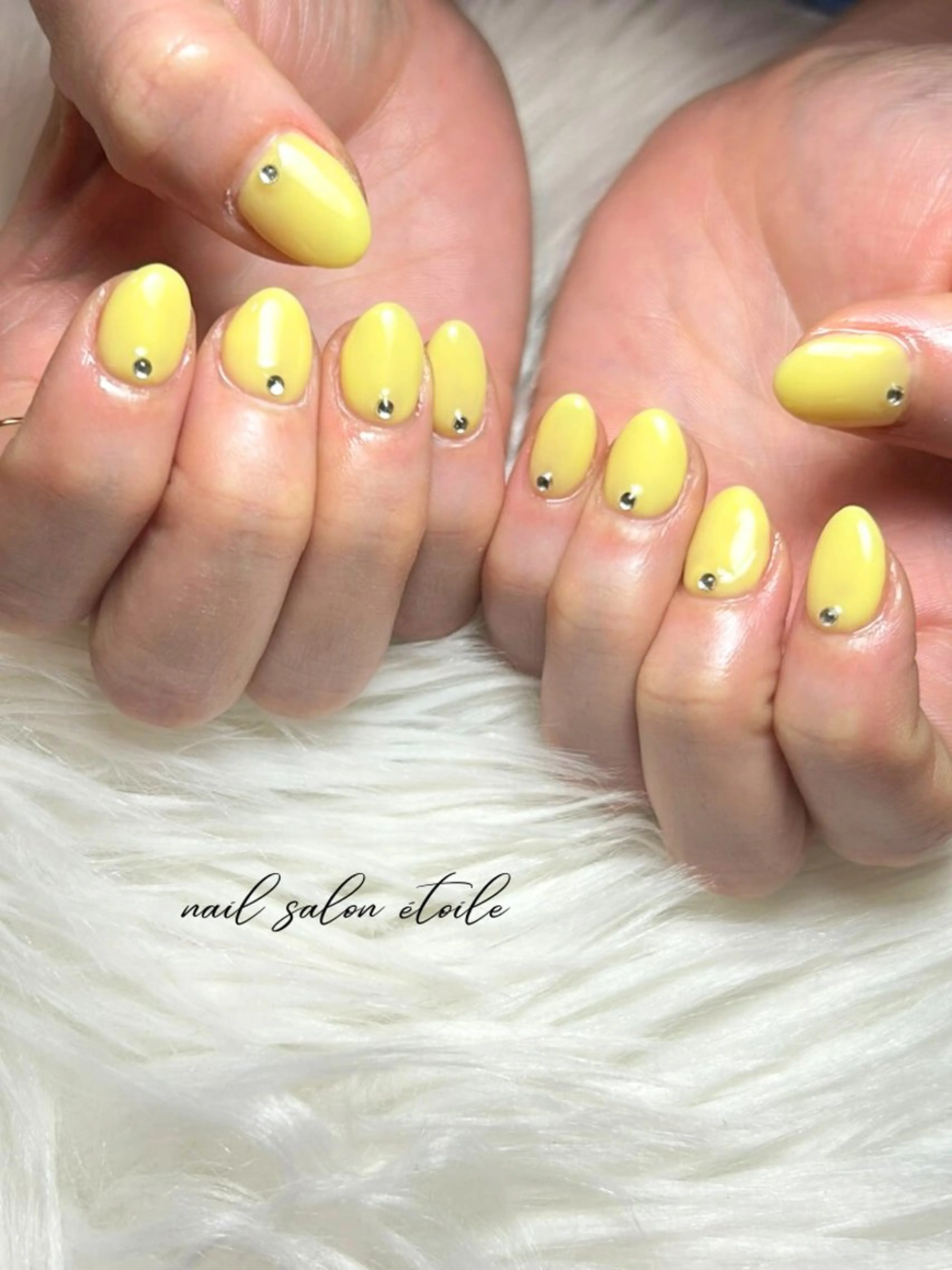 ネイル ワンカラーネイル シンプルネイル ストーンネイル 黄色 ハンドネイル nail salon étoileのネイルデザイン