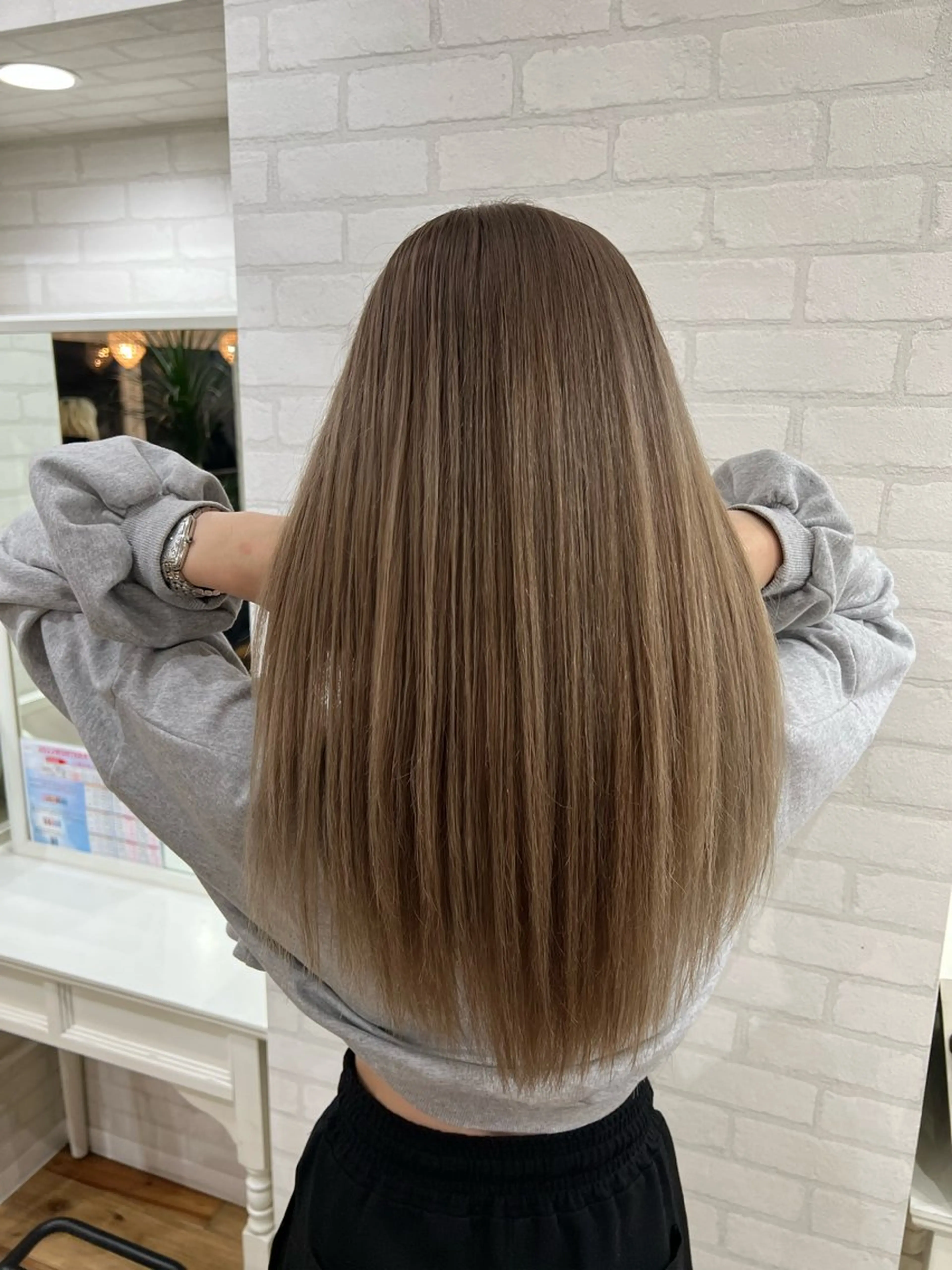 ロング ミルクティーカラー グレージュ　高山慧輔のヘアスタイル