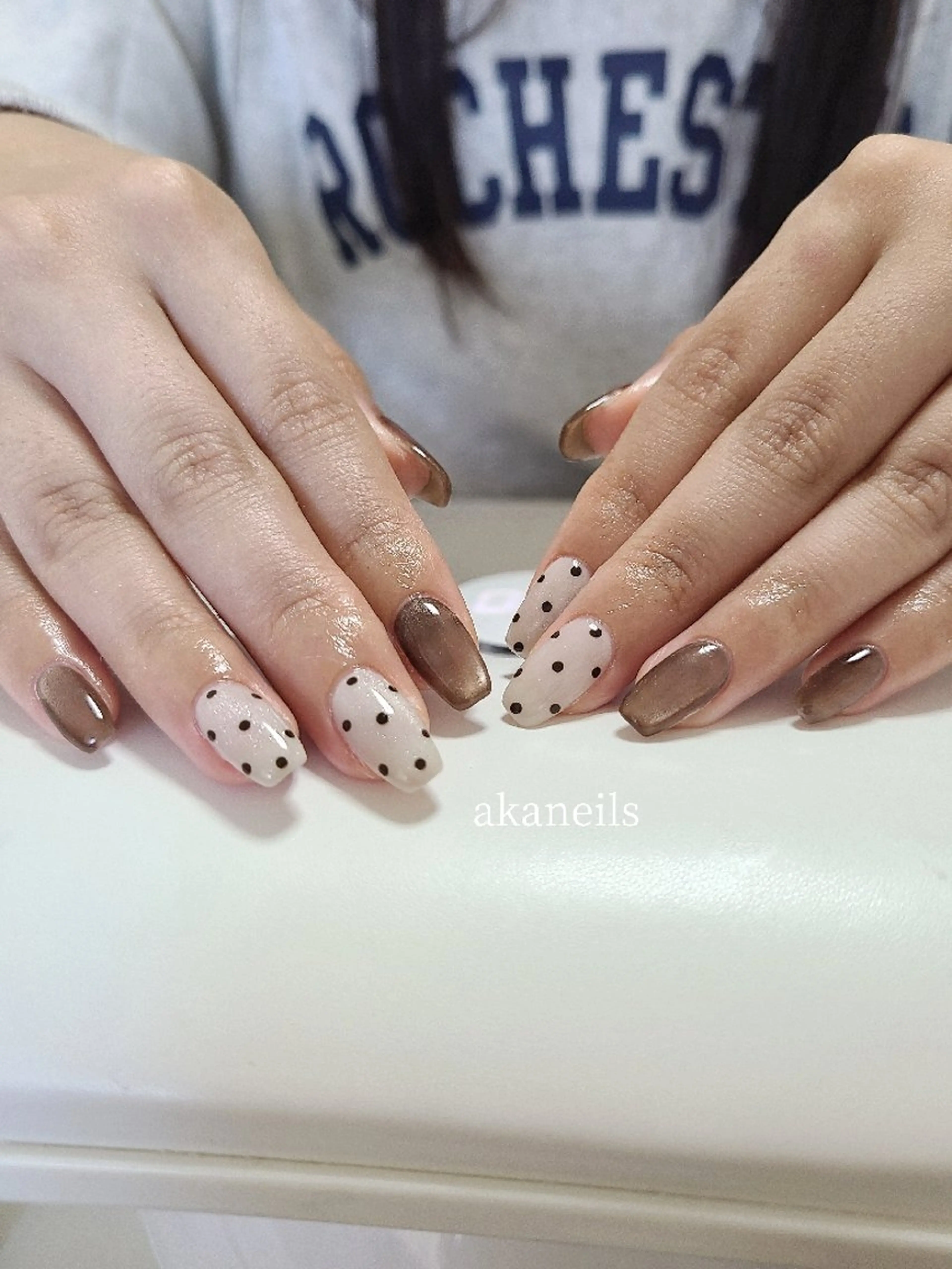 ネイル ブラウン ドット マグネットネイル ハンドネイル 【akaneils】 アカネのネイルデザイン