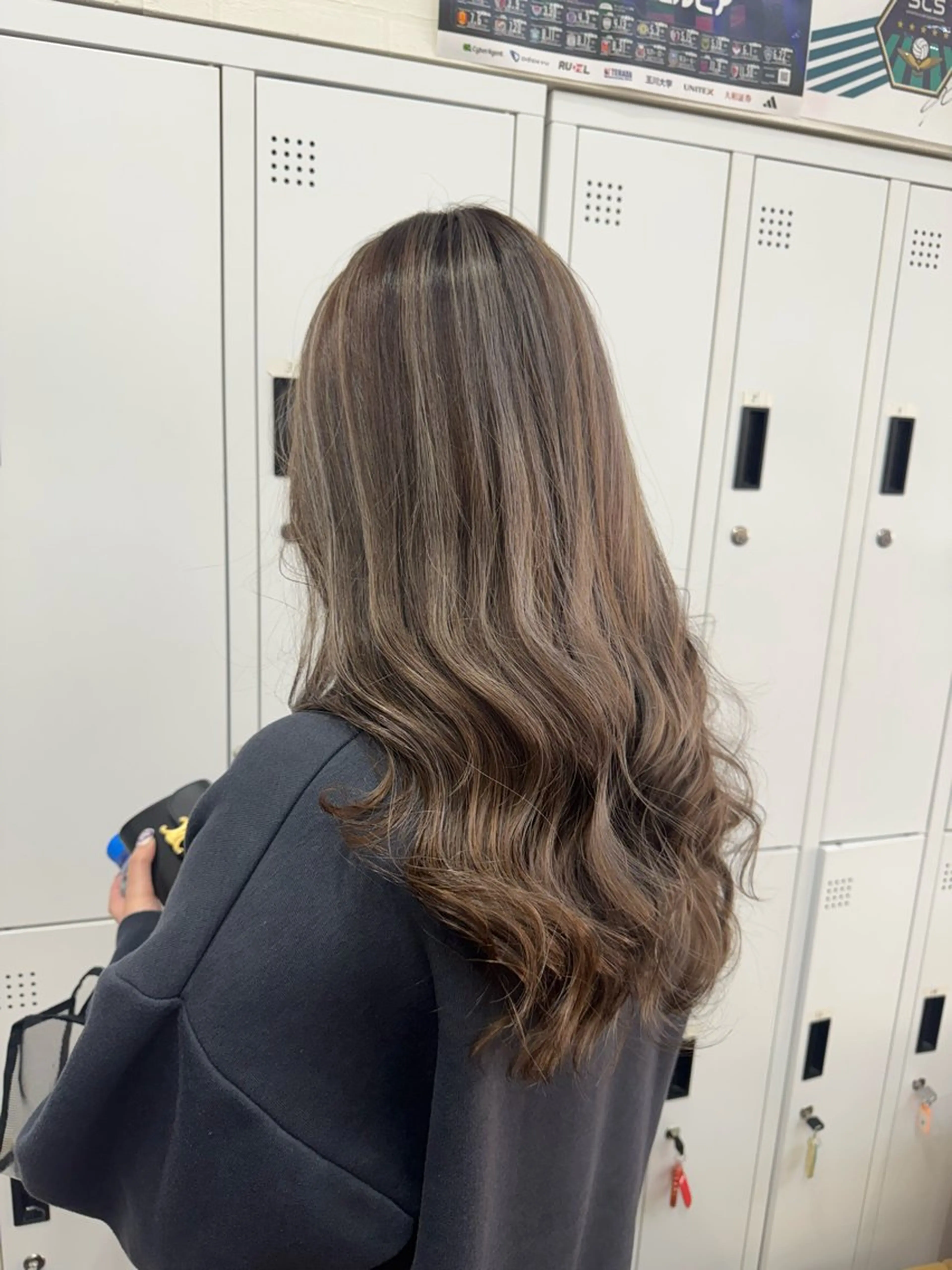 ロング 横浜🦋ハイトーン 🫐シャドウルーツのヘアスタイル
