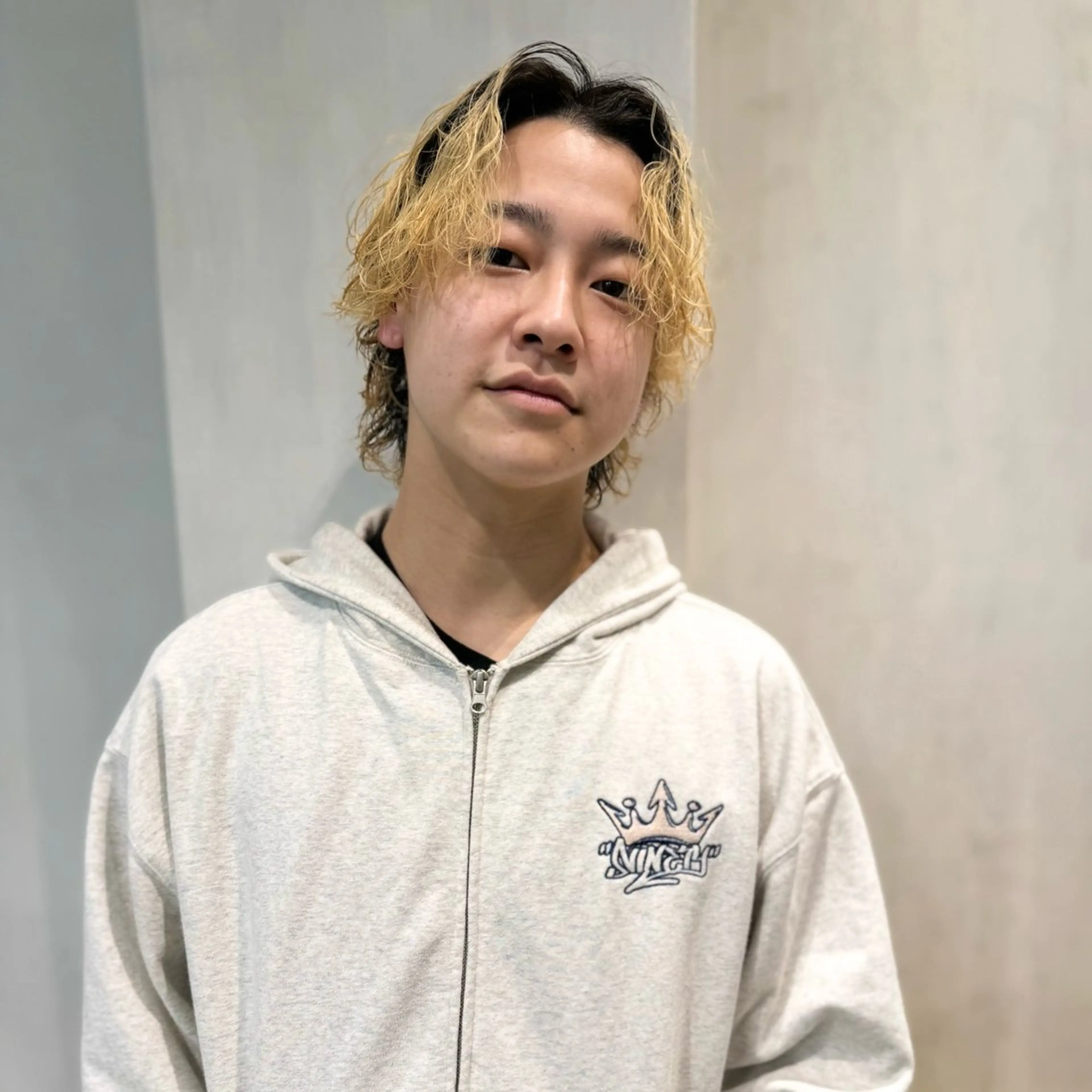 パーマ メンズ メンズブリーチ センターパート メンズパーマ スパイラルパーマ カット パーマ メンズパーマ/フェ ザーパーマ/古川晴輝のヘアスタイル