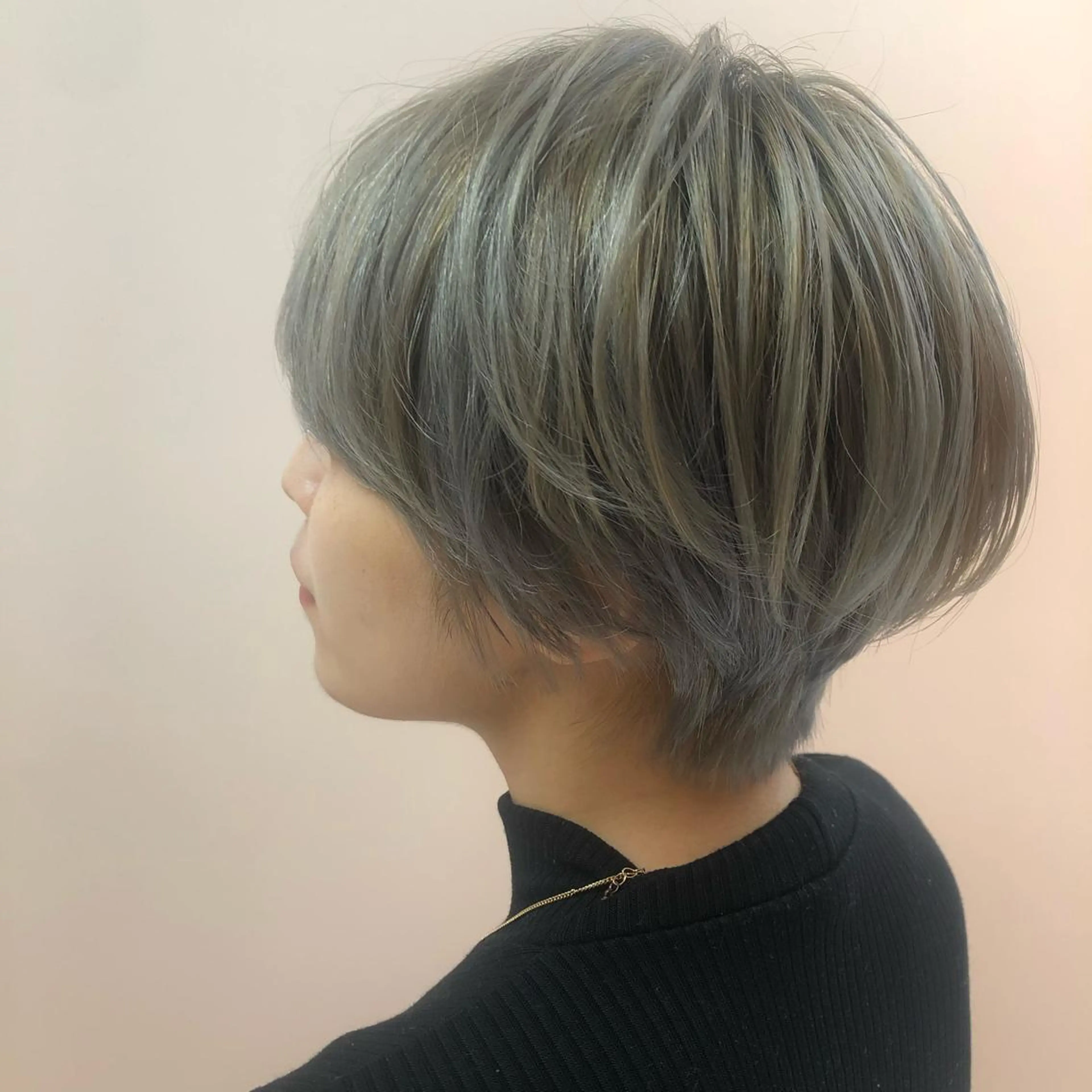 ショート カラー アッシュ ブリーチ ホワイトアッシュ 小顔レイヤー/ ベージュ🤍Rieのヘアスタイル