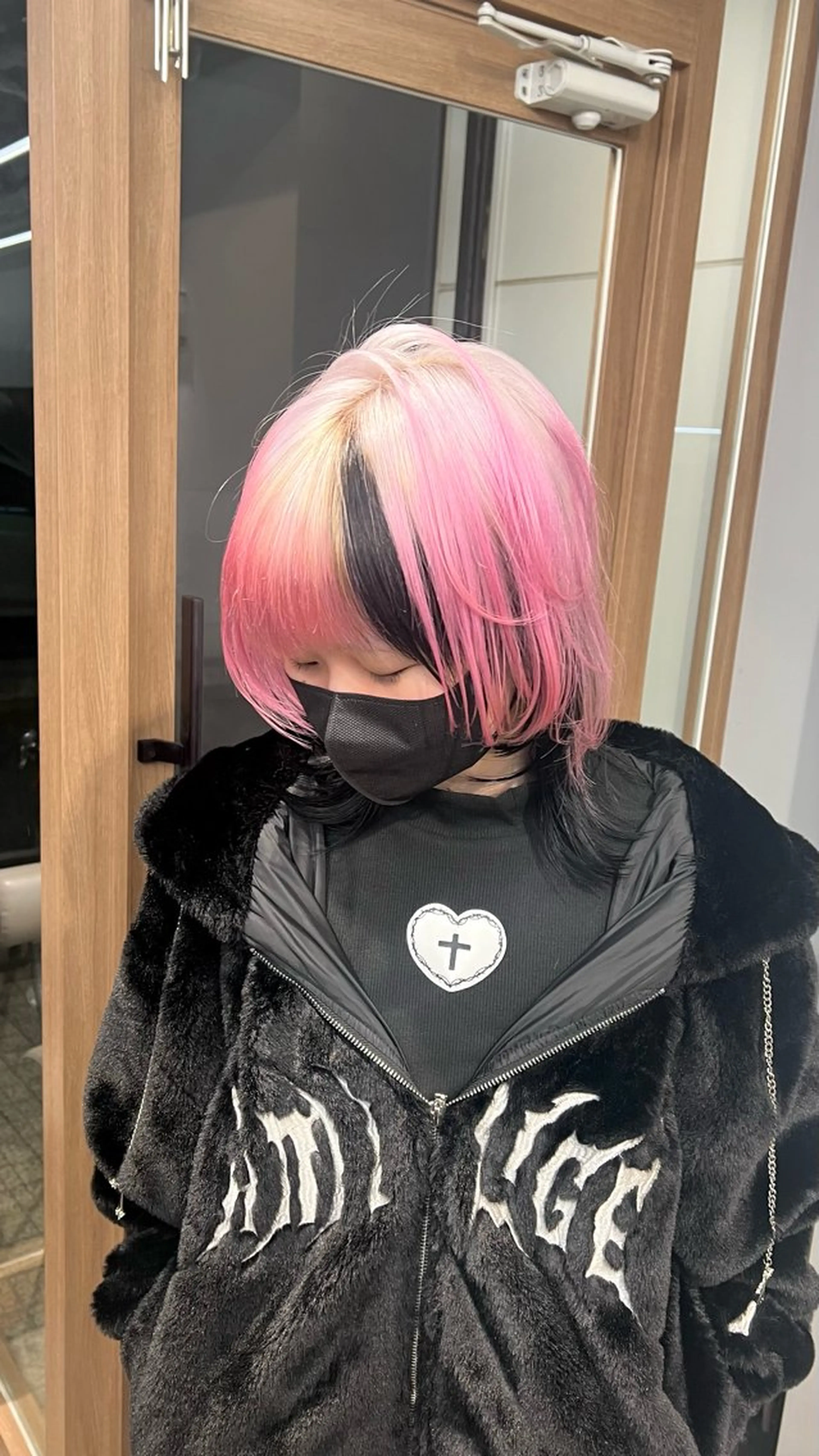 ショート カラー ヘアアレンジ ブリーチ毛の縮毛矯正 ハイトーン/岡本智樹のヘアスタイル