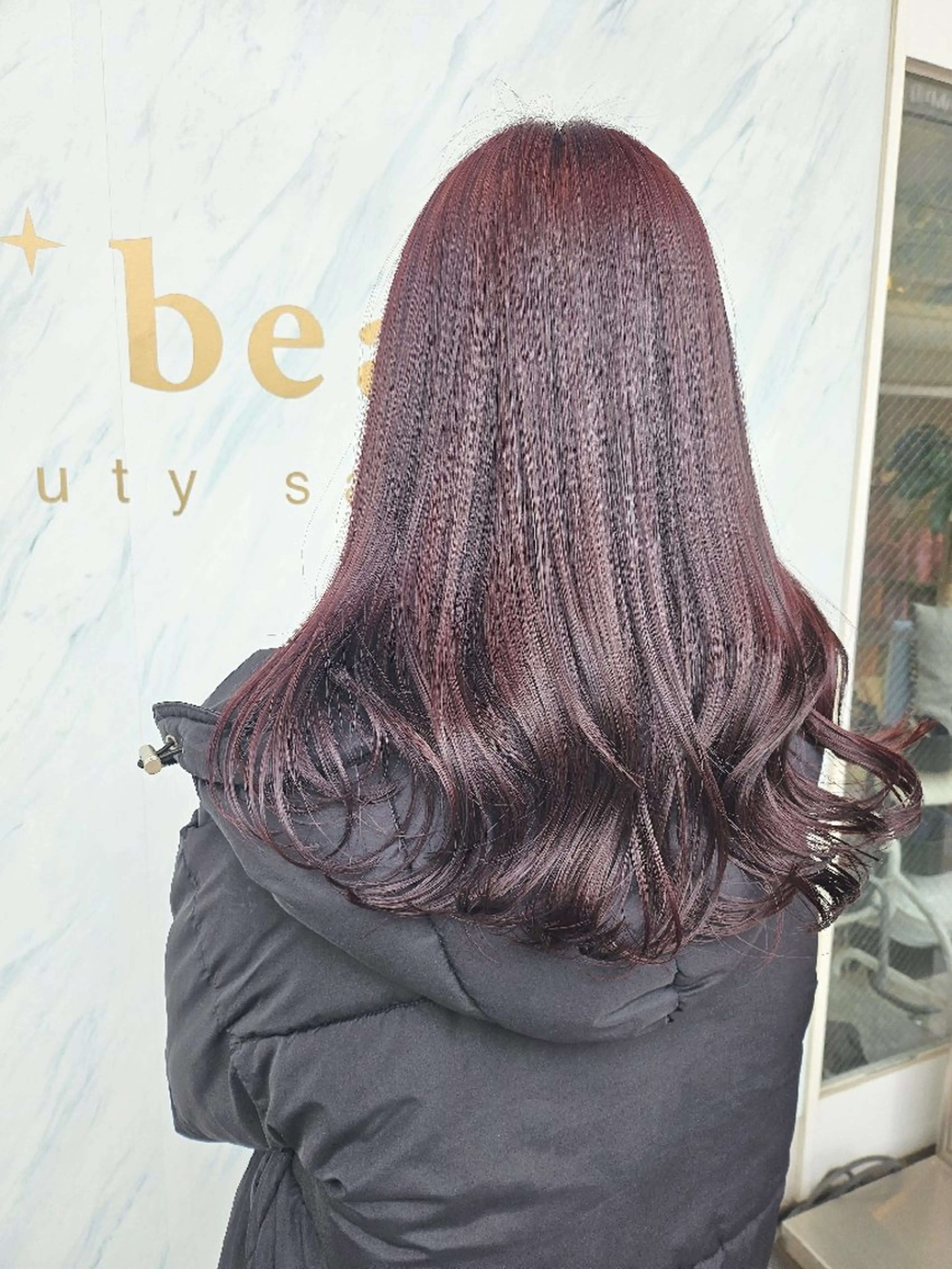 セミロング パープルカラー カット ヘアカラー 岡田 奈々のヘアスタイル