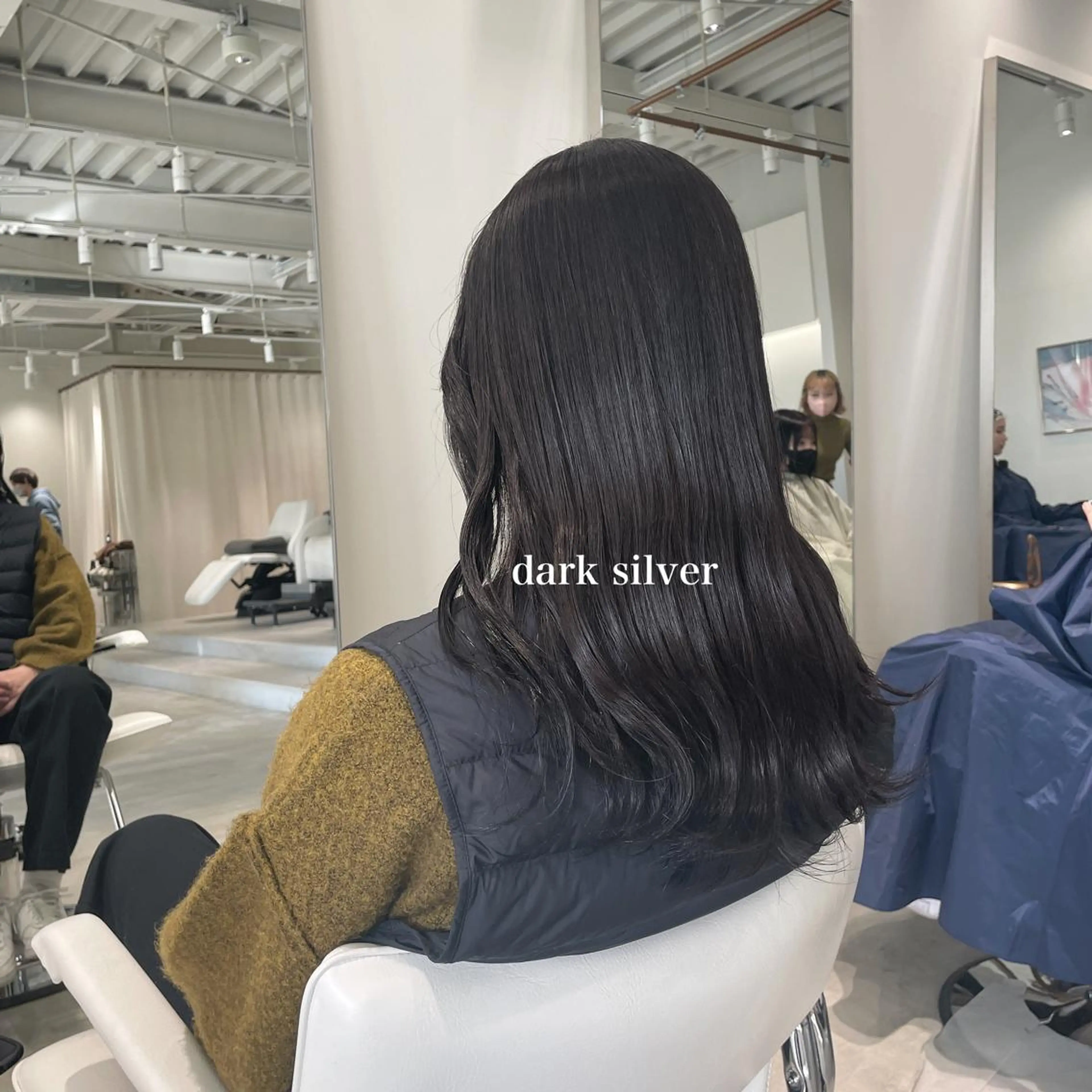 ロング カラー 峯崎 葵のヘアスタイル