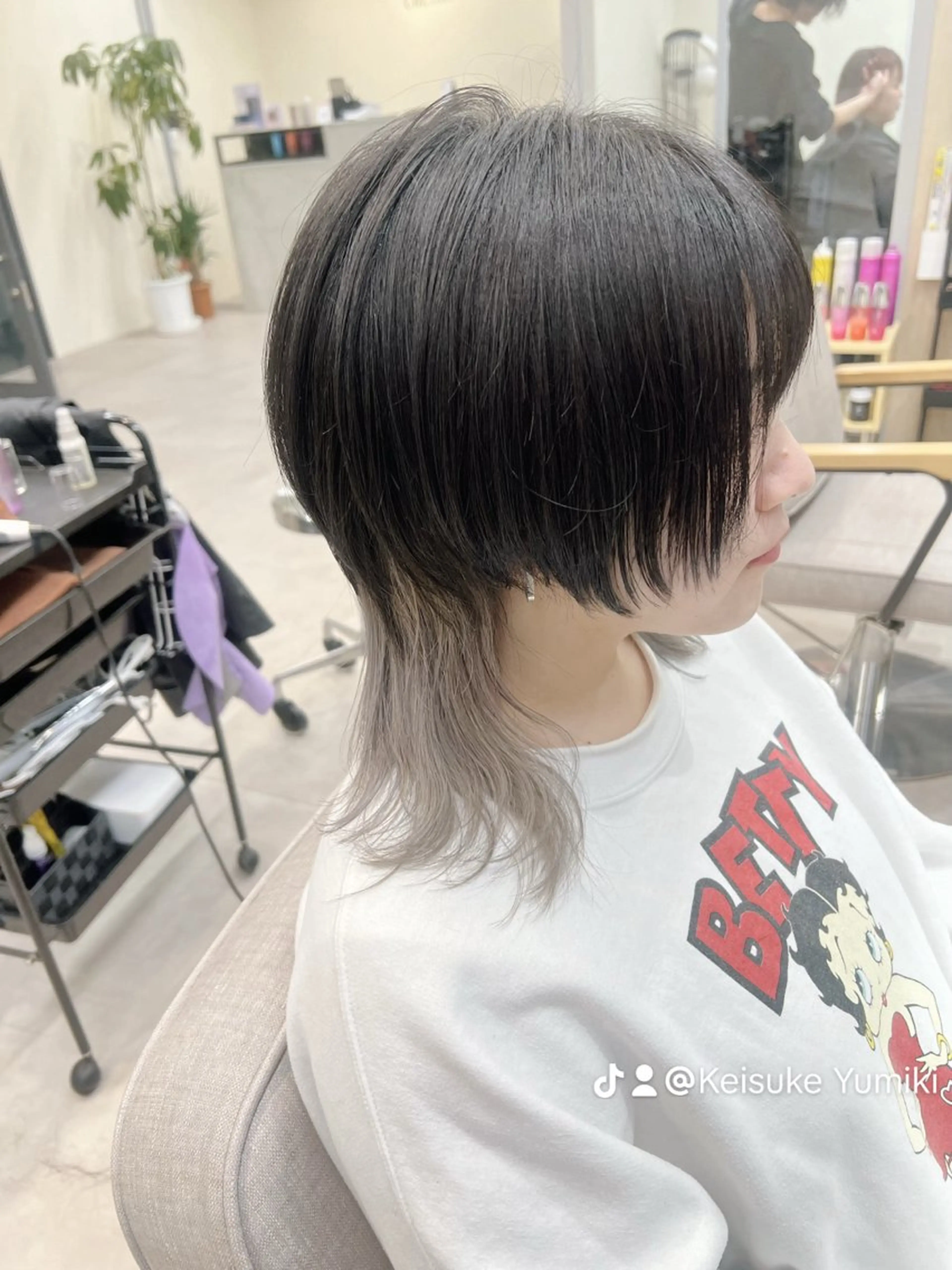 ミディアム カラー グレージュ メンズ レイヤー ウルフ 弓木啓輔のヘアスタイル