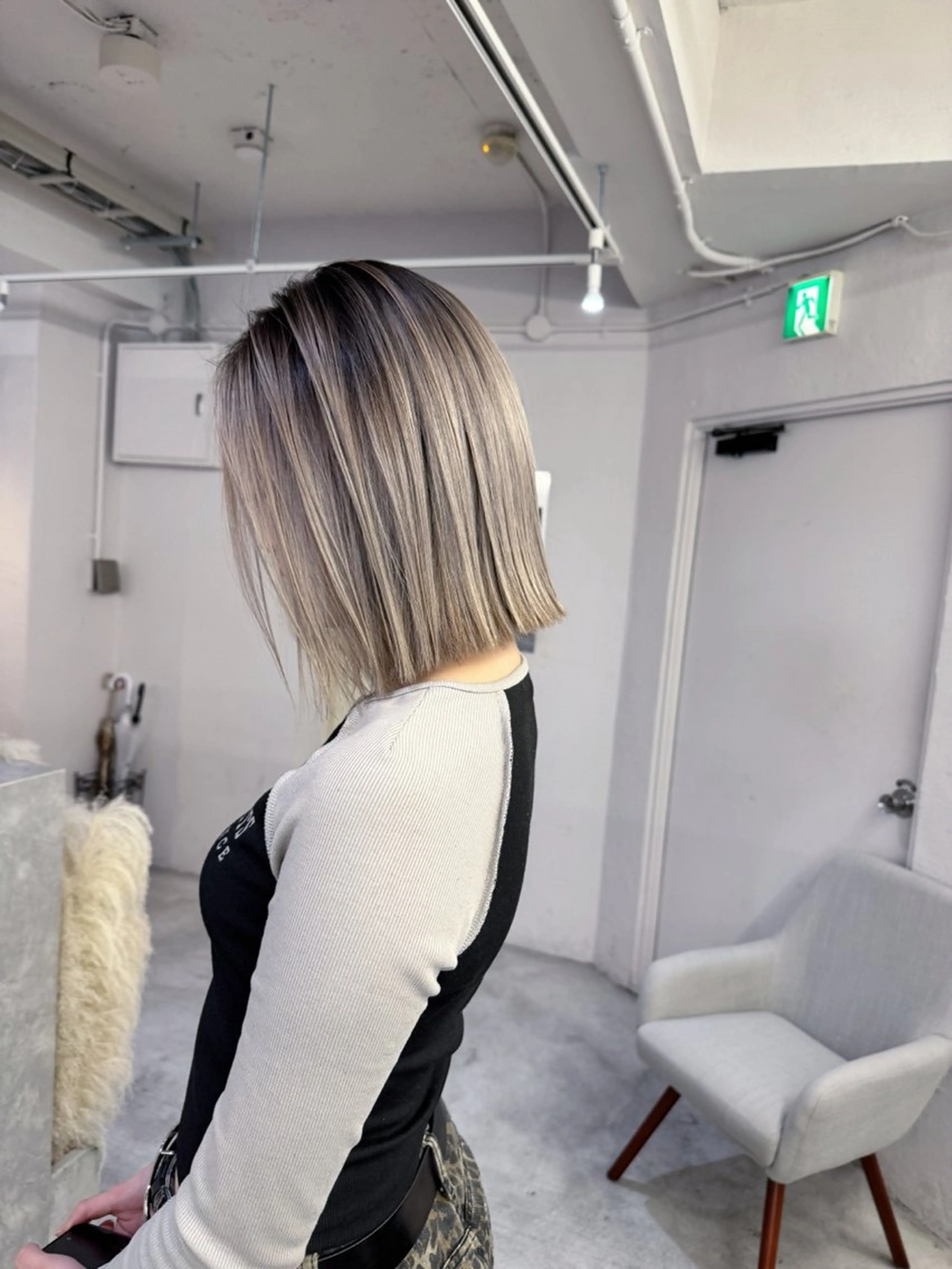 ミディアム Mei/ハイトーン/ シャドールーツのヘアスタイル