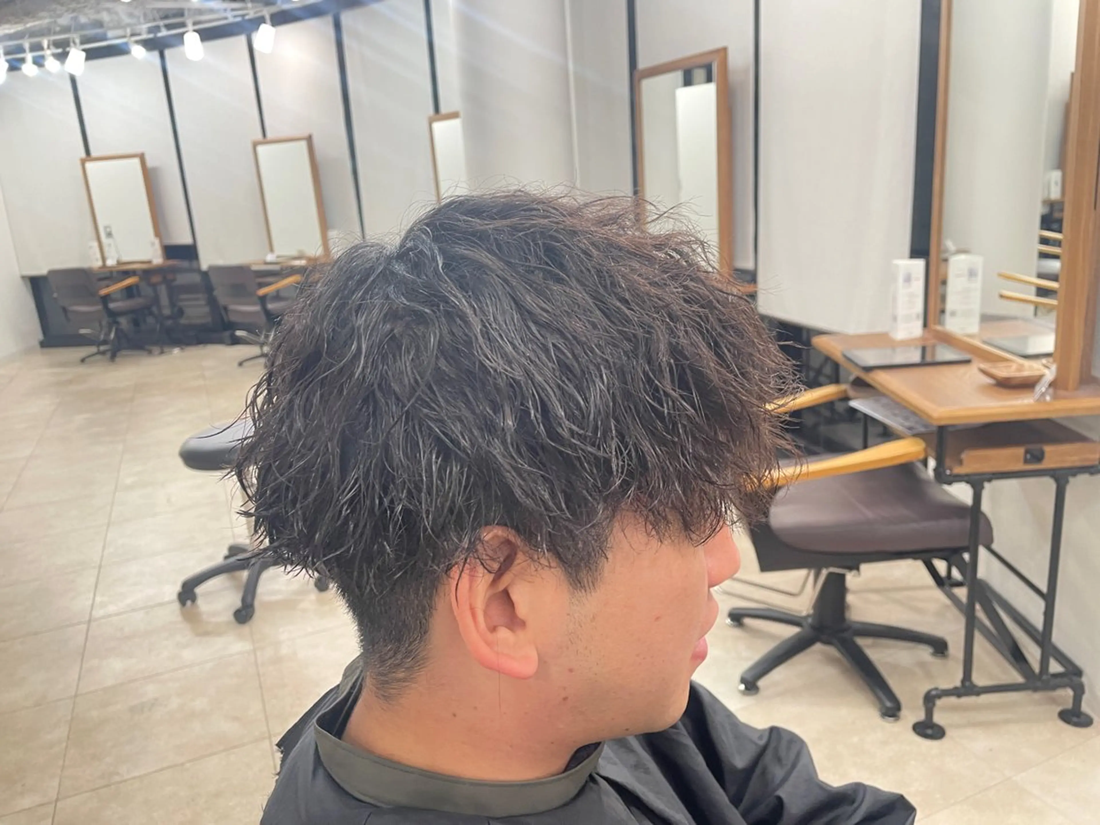 メンズ メンズパーマ コトネ🫧 韓国風レイヤーカットのヘアスタイル