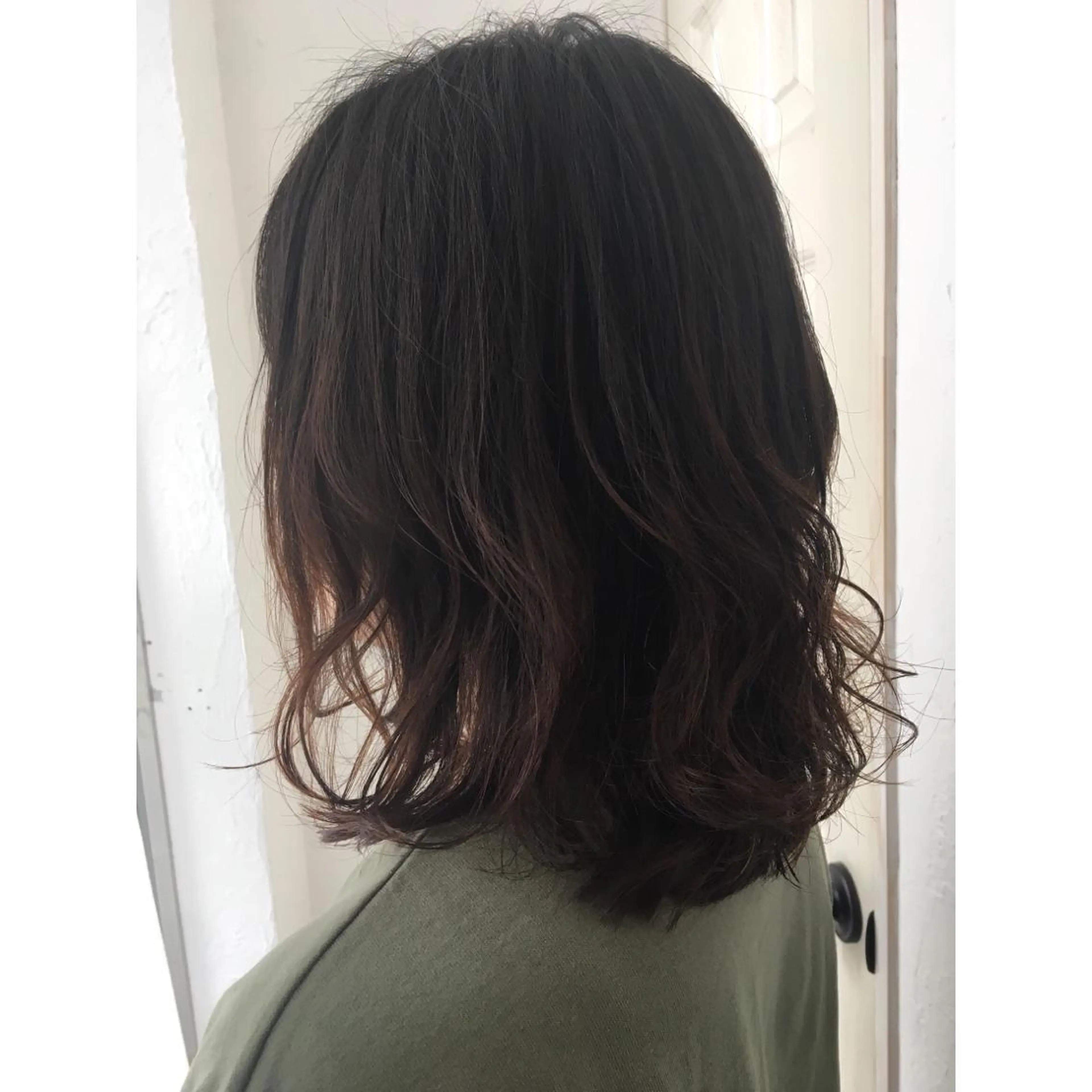 ミディアム カラー fio マナミのヘアスタイル