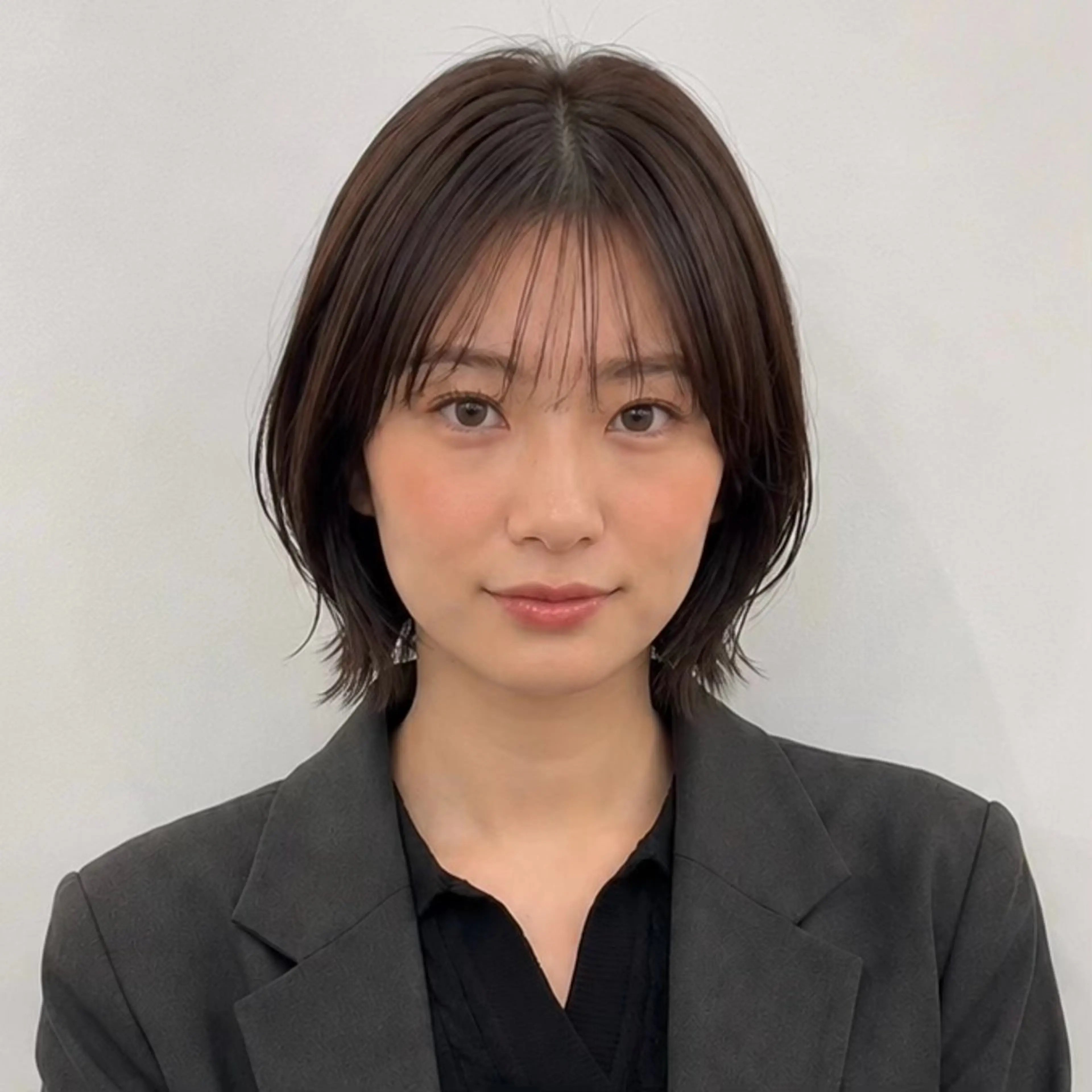 ショート カラー イルミナカラー 顔周りカット 小顔カット カット ヘアカラー レイヤーカット/透 明感カラー/西田祐賀のヘアスタイル