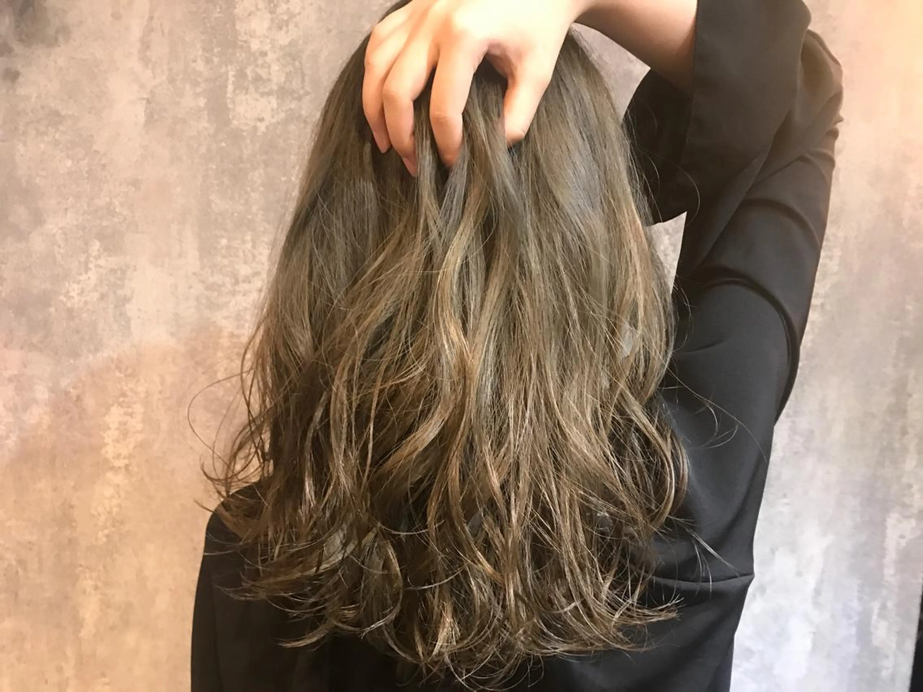 セミロング カラー アッシュ アッシュグレー ブリーチ ブリーチなしカラー vato バトのヘアスタイル