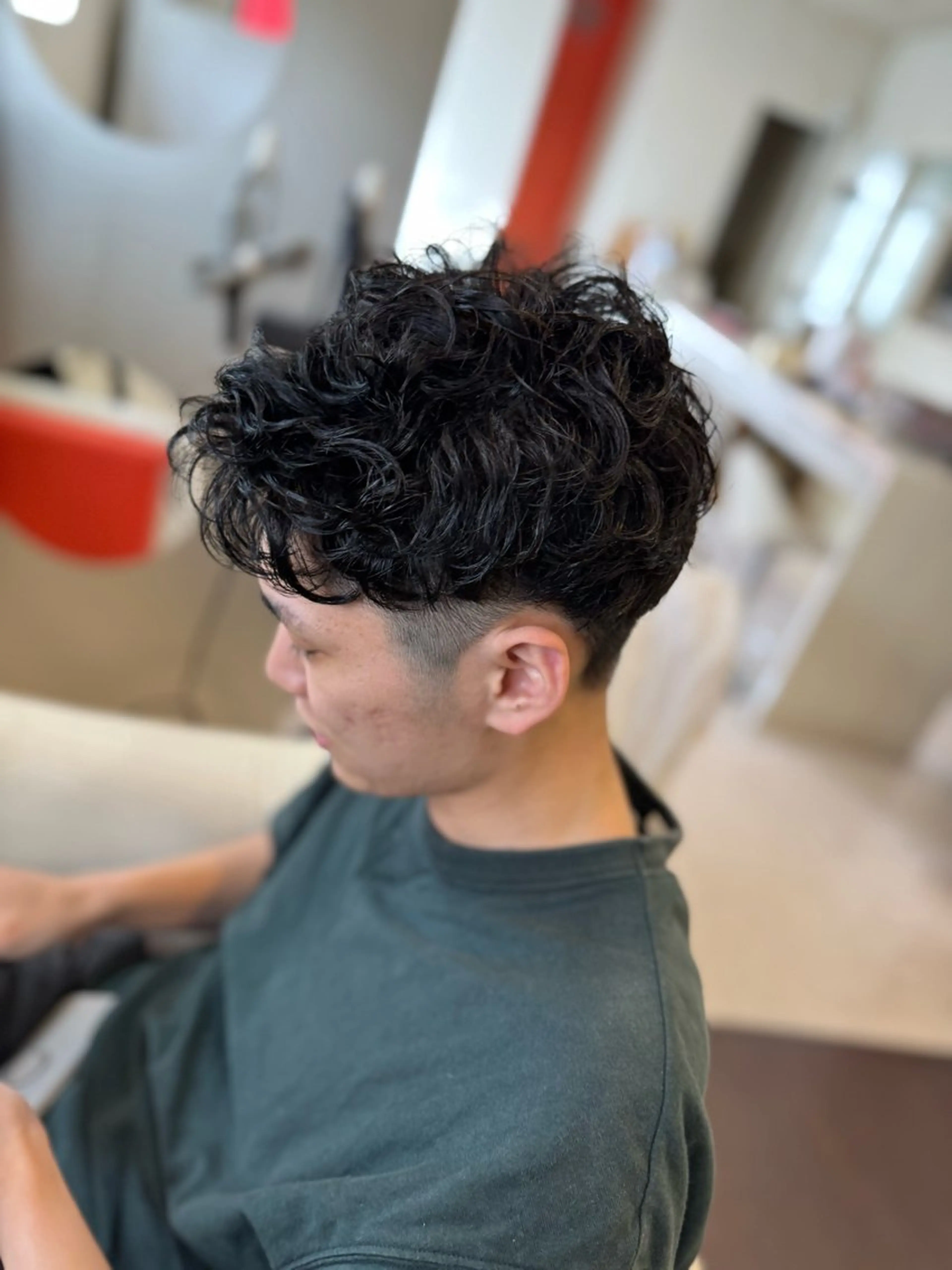 ショート パーマ メンズ フェードカット スペインカール かきあげバング カット パーマ トリートメント 長屋 裕也のヘアスタイル
