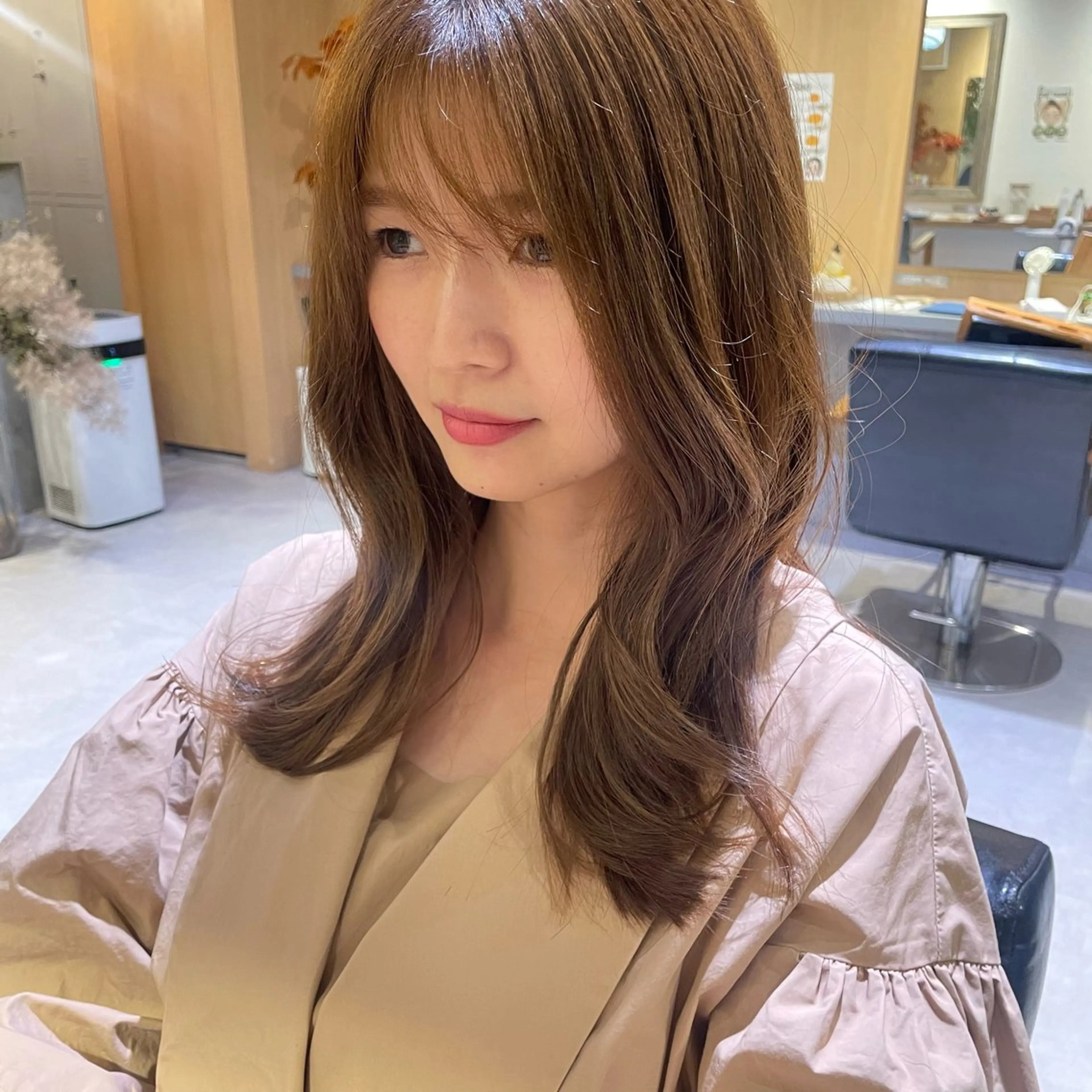 セミロング くびれヘア あきば まゆのヘアスタイル