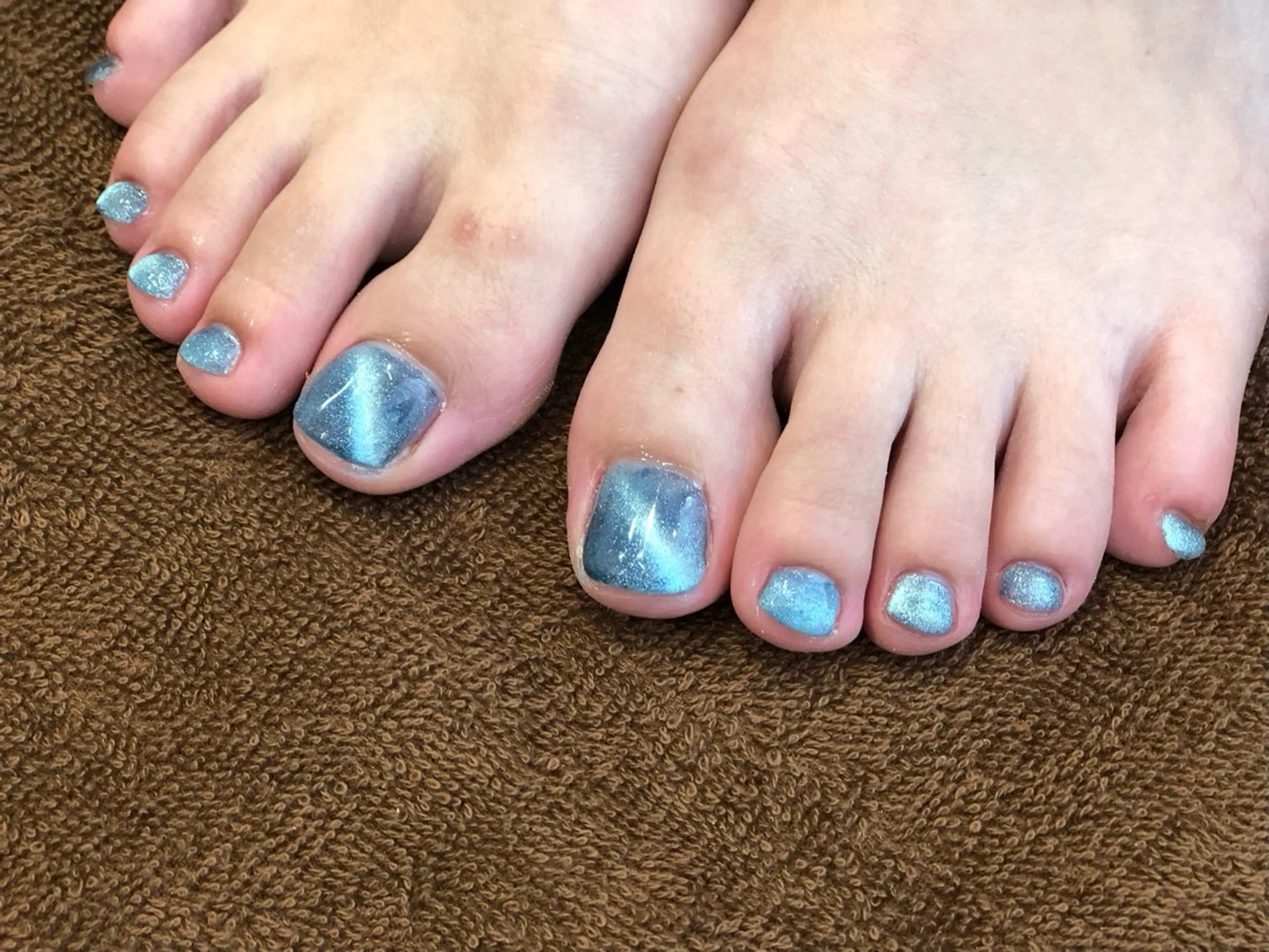 ネイル ブルー フットネイル キラキラネイル マグネットネイル フットネイル 心斎橋Salon Epokkuのネイルデザイン
