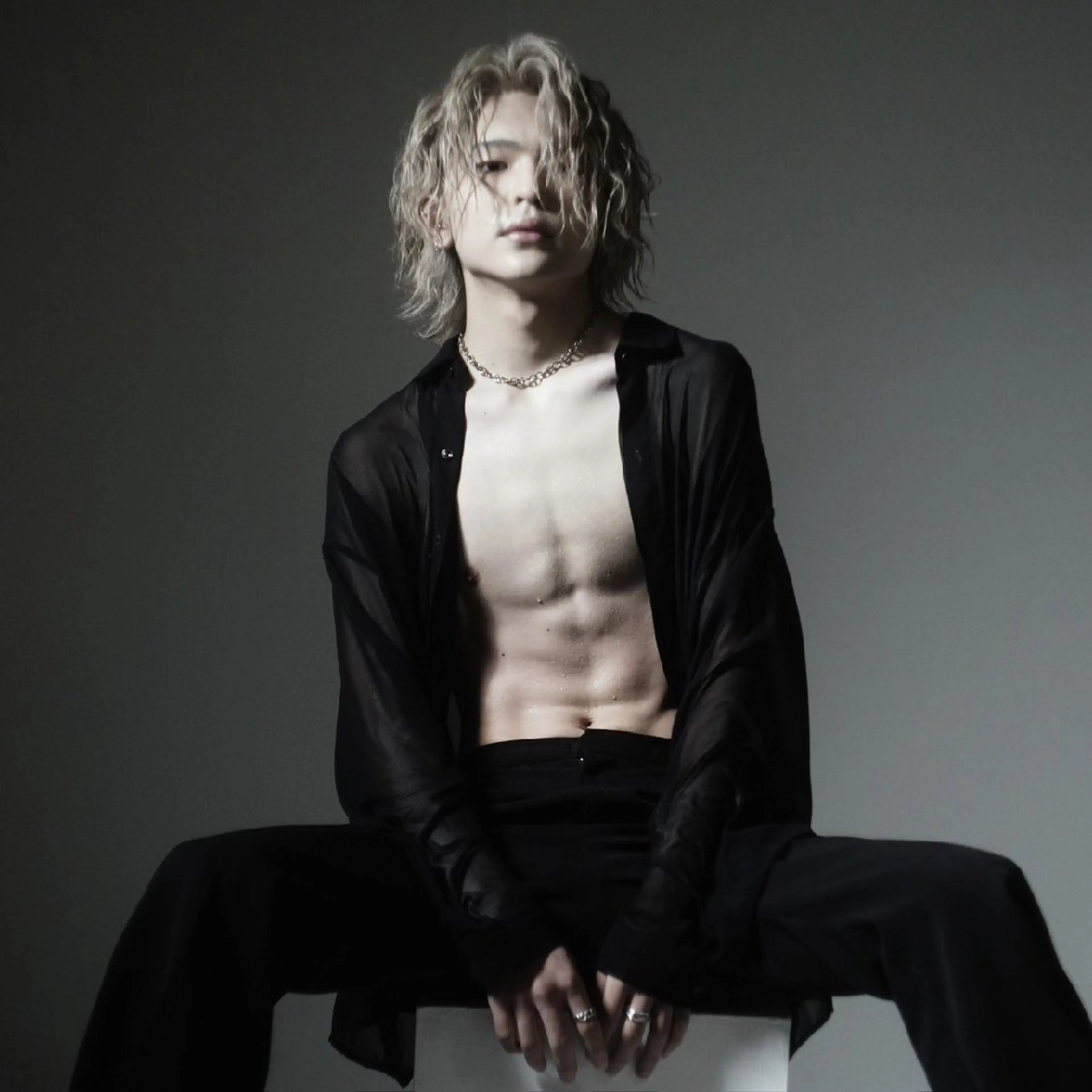 メンズ パーマ カラー ミディアム ミディアムパーマ センターパート マッシュウルフ マッシュ メンズパーマ 木村 直哉のヘアスタイル