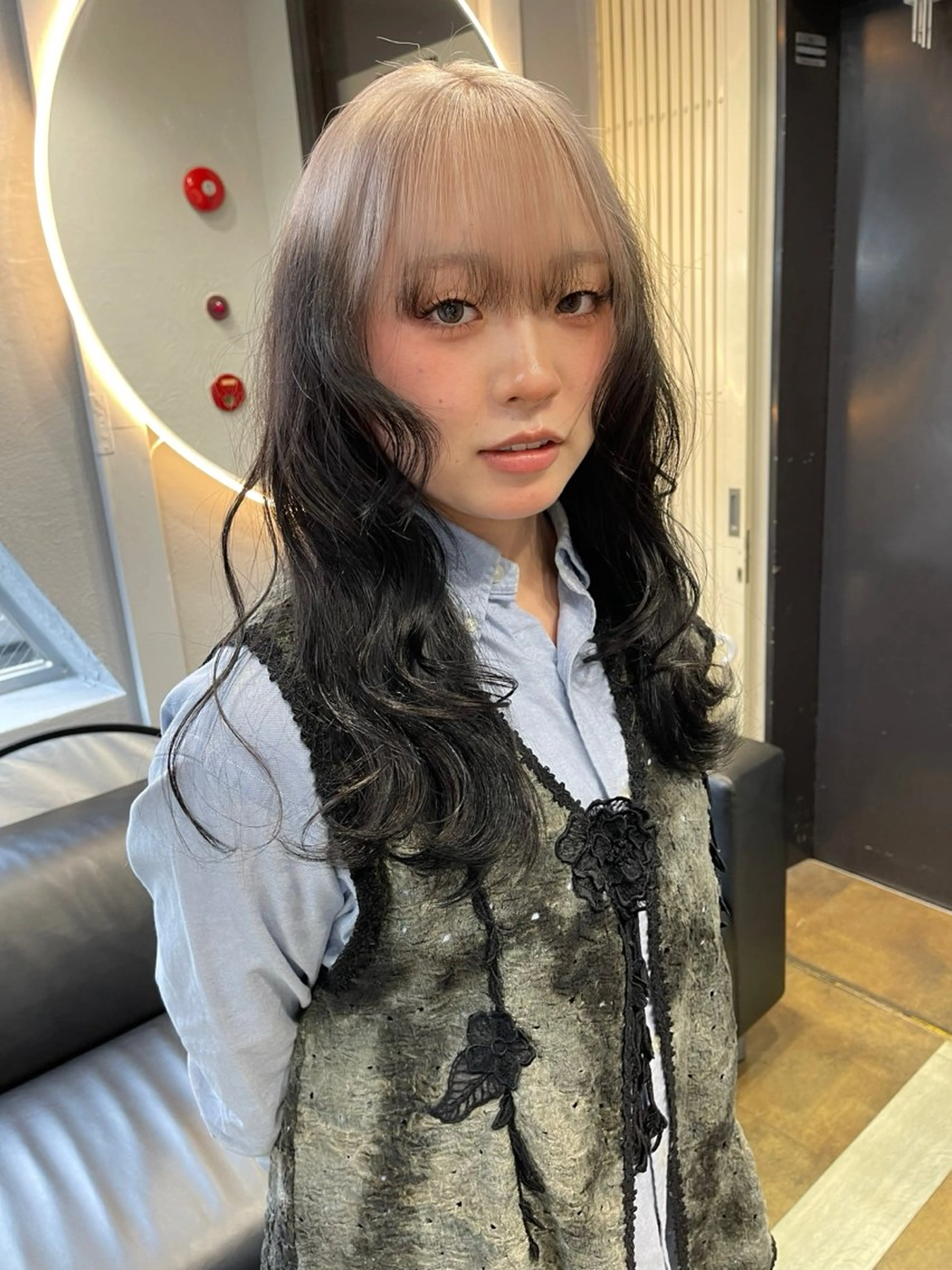 セミロング カラー ベージュカラー ブリーチ ケアブリーチ デザインカラー ダブルカラー TATSUブリーチ/ ミルクティーベージュのヘアスタイル