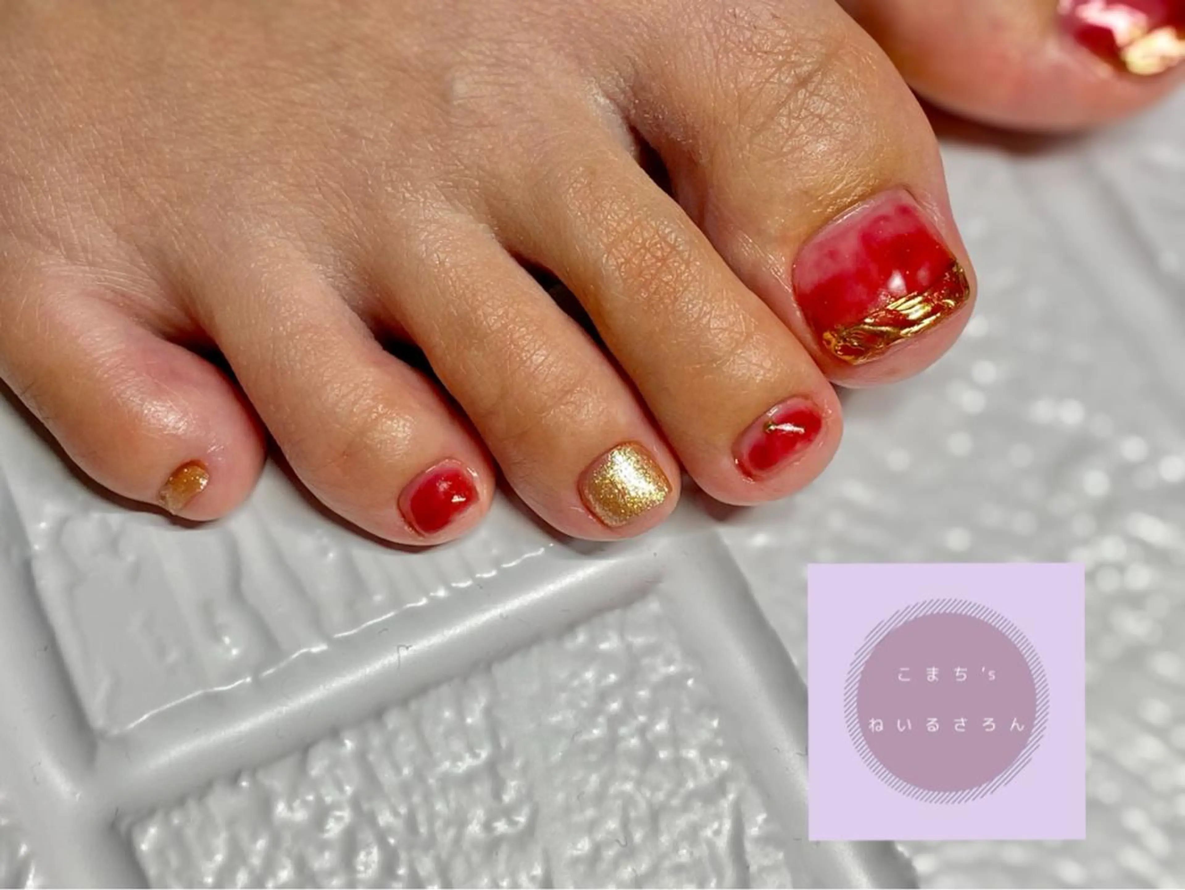 ネイル ニュアンスネイル 赤色 フットネイル akita kazumiのネイルデザイン