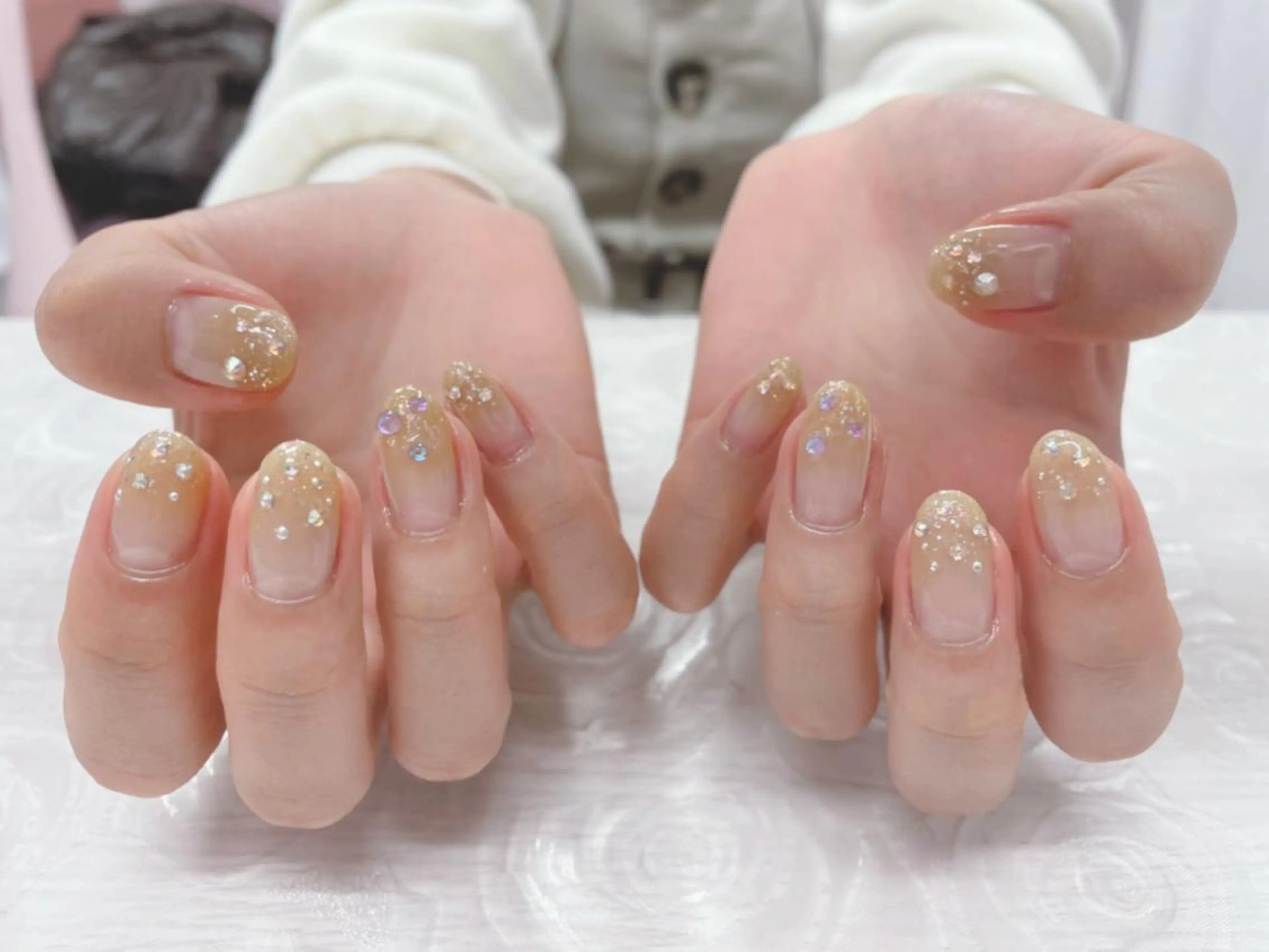 カラー ネイル グラデーションカラー グラデーション ストーンネイル 芦辺 香奈のネイルデザイン