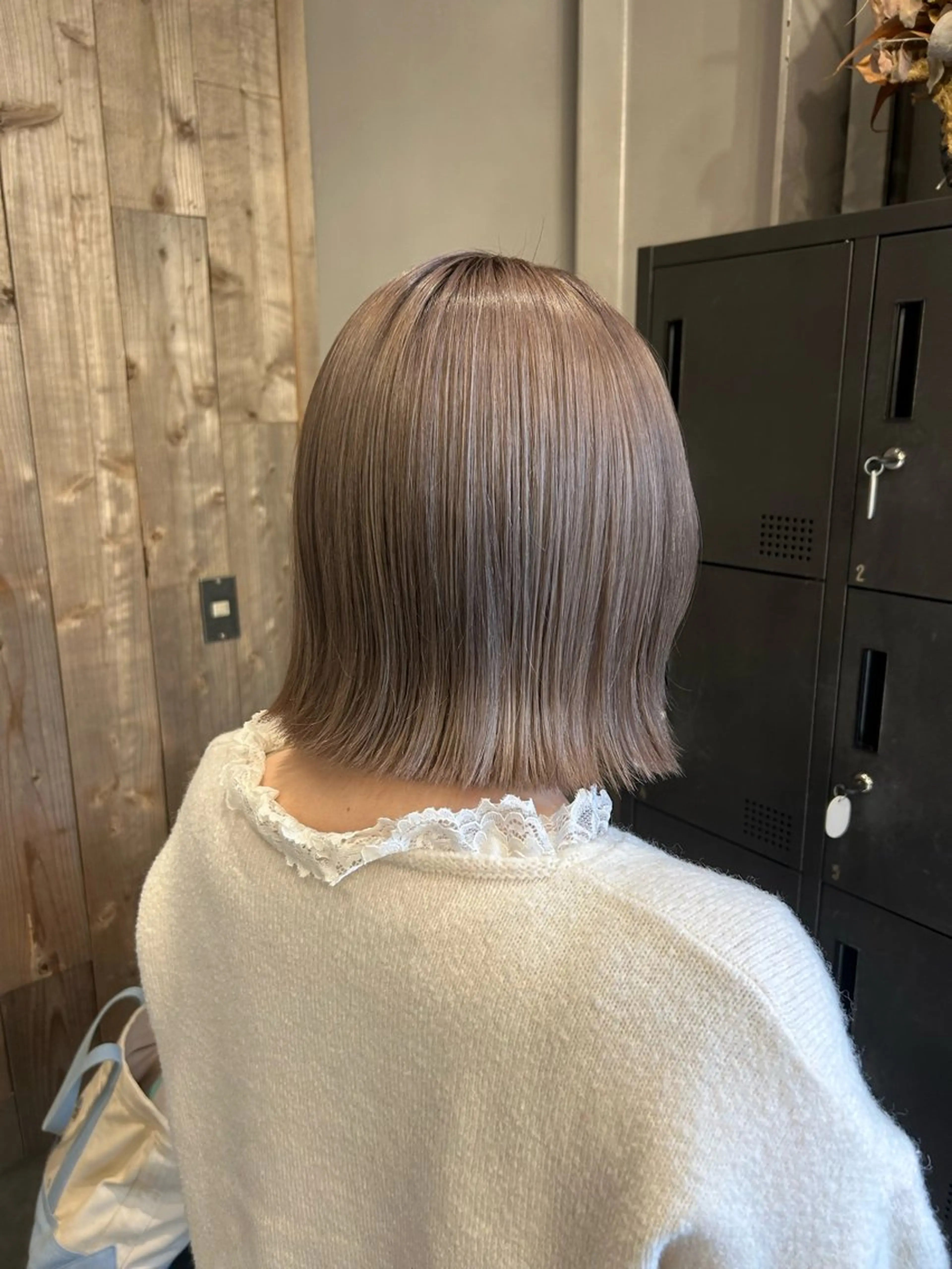 ミディアム カラー 切りっぱなしボブ ベージュカラー ブリーチ ミルクティーベージュ ボブ カット ヘアカラー トリートメント 艶髪/髪質改善 yukaのヘアスタイル