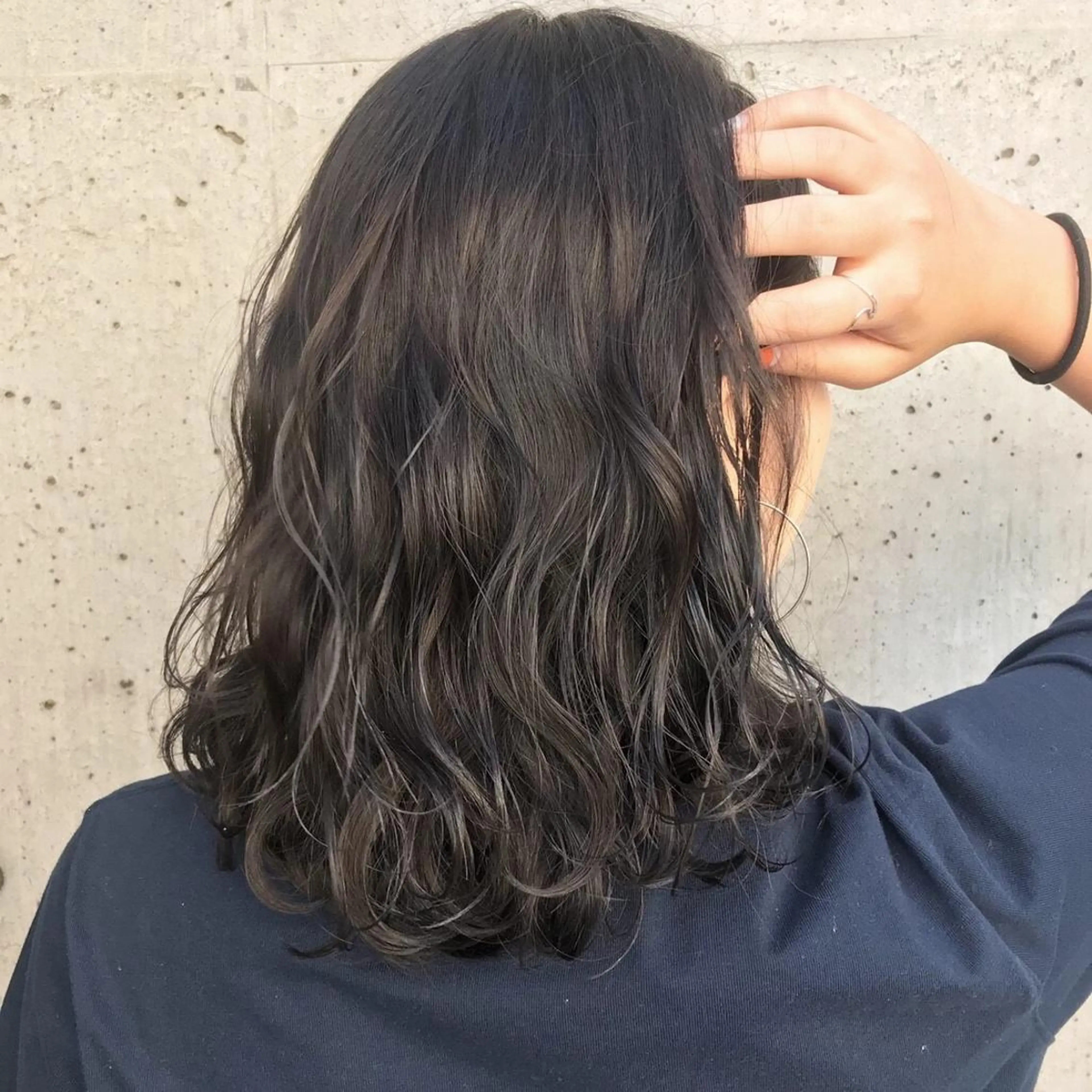 ミディアム アッシュ 外国人風カラー ハイライト カット ヘアカラー トリートメント Toiro 中目黒のヘアスタイル