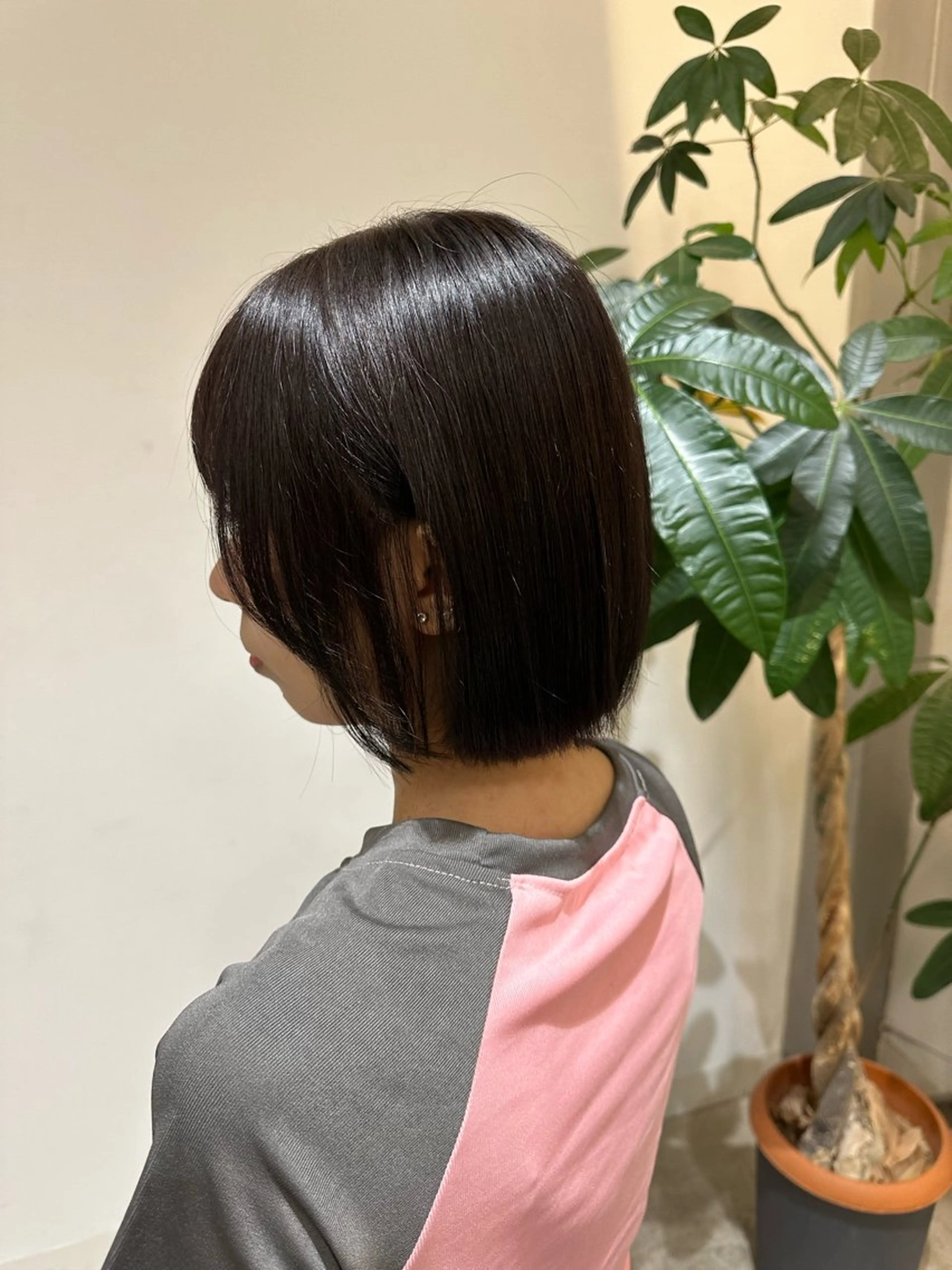 ショート カラー 透明感カラー ダークグレー ダークグレージュ グレージュ ボブ 垣内 奈緒のヘアスタイル