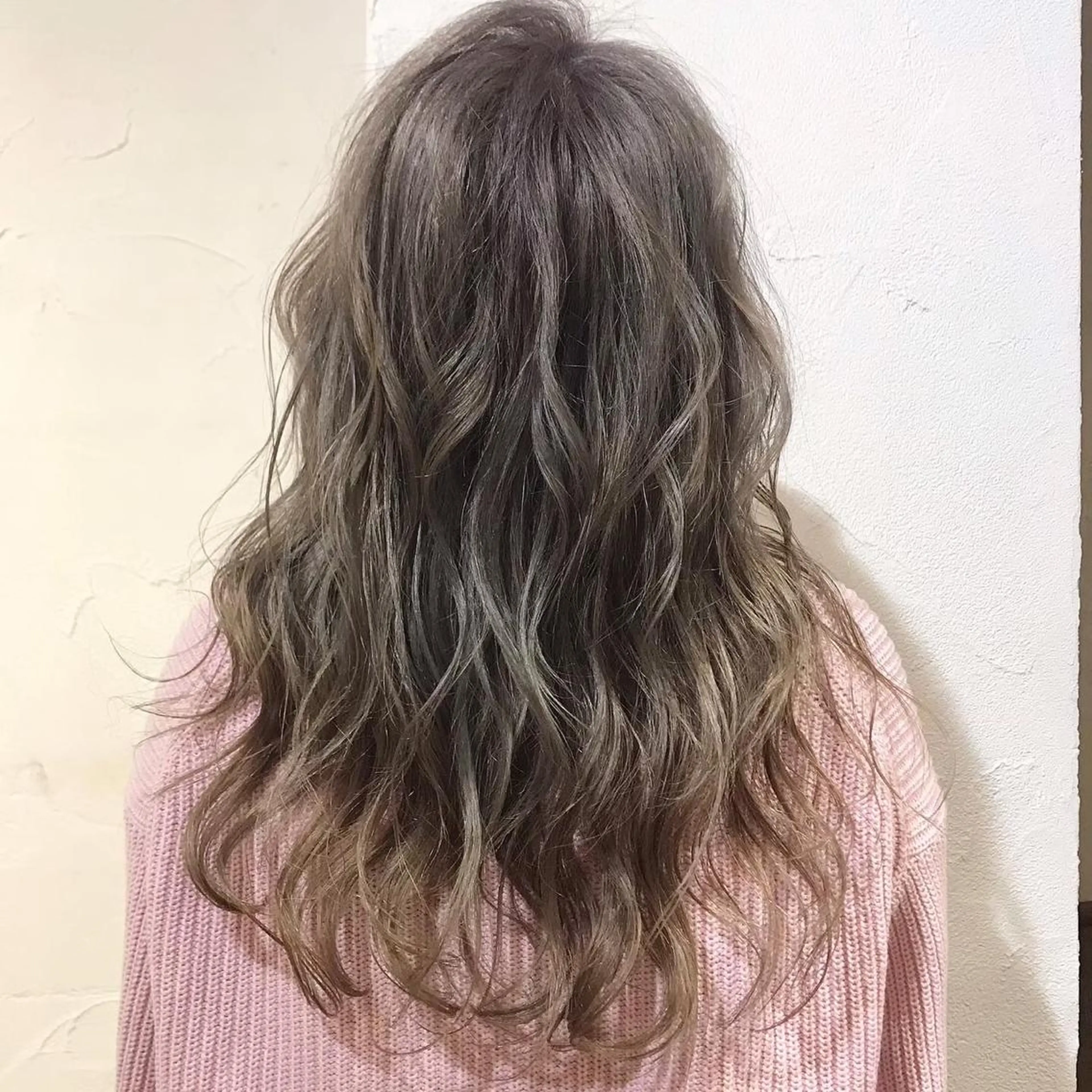 ロング カラー アッシュ アッシュグレー グレージュ 藤井 貴美子のヘアスタイル