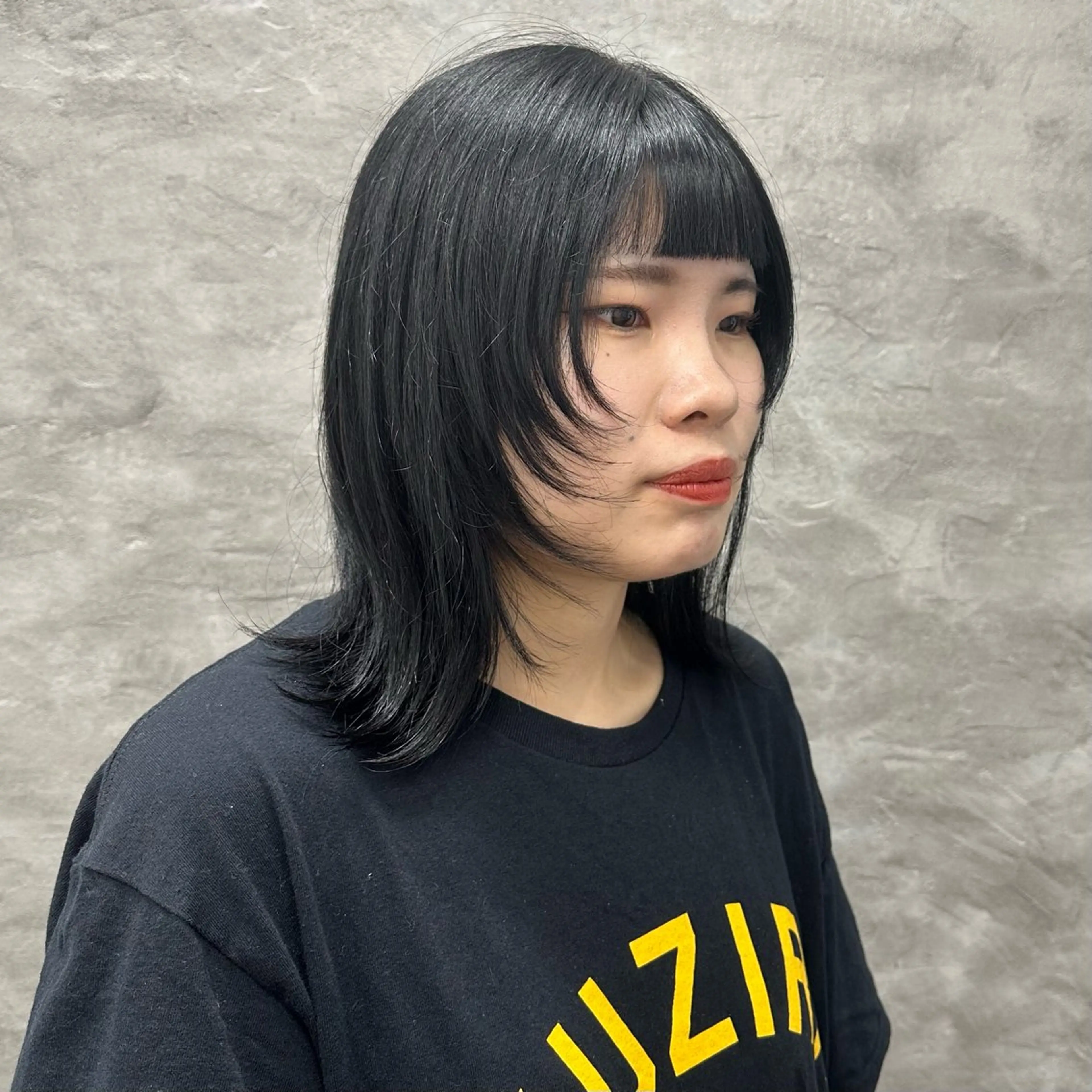 ミディアム 小島 咲音/艶カラー /レイヤー/縮毛矯正のヘアスタイル