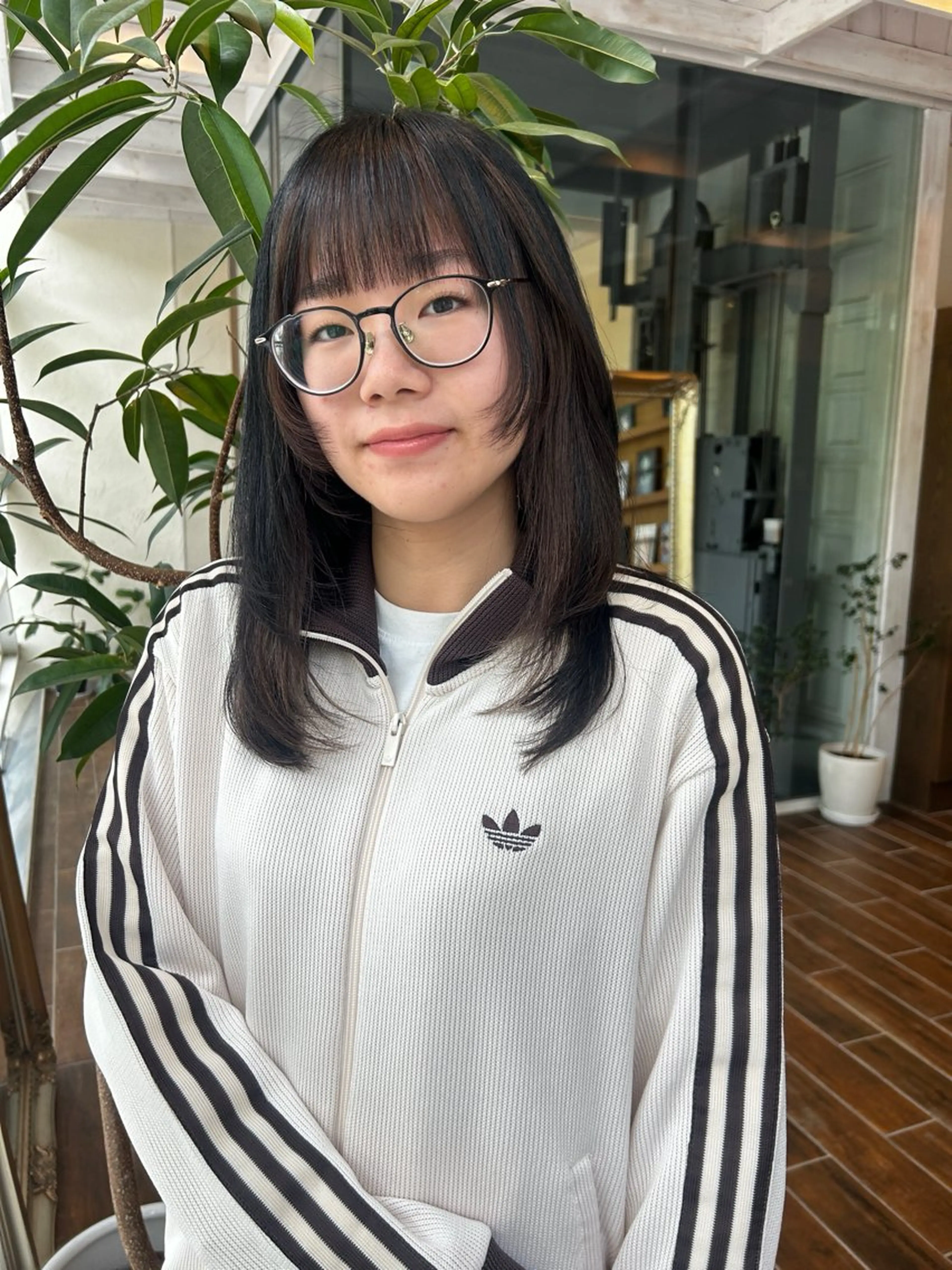 ミディアム カラー ミディアムパーマ 髪質改善 韓国風ヘア 縮毛矯正 カット ヘアカラー 西 優衣奈のヘアスタイル