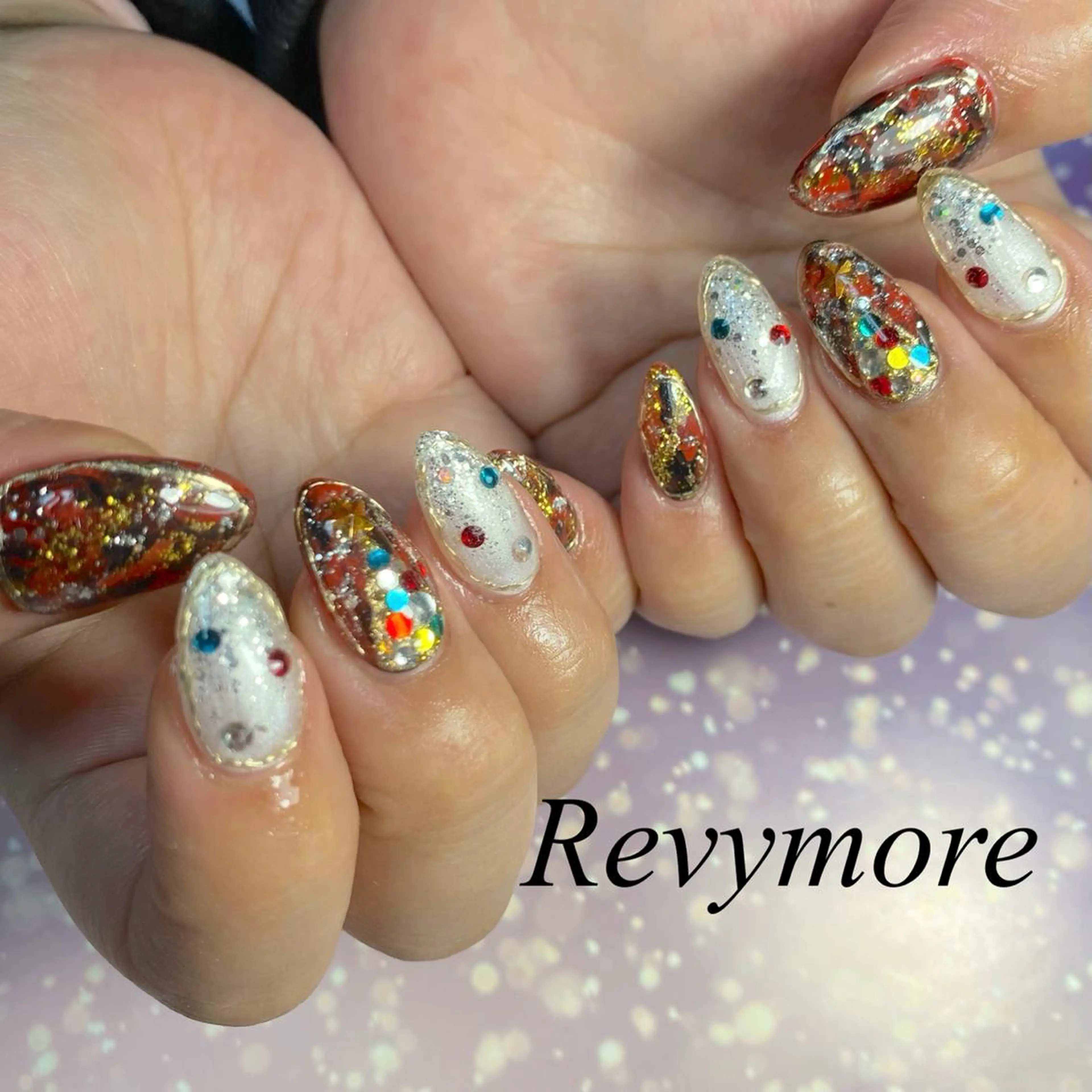 ミディアム ネイル クリスマス ジェルネイル ゴールド ニュアンスネイル オフィスネイル nail salon Revymoreのネイルデザイン