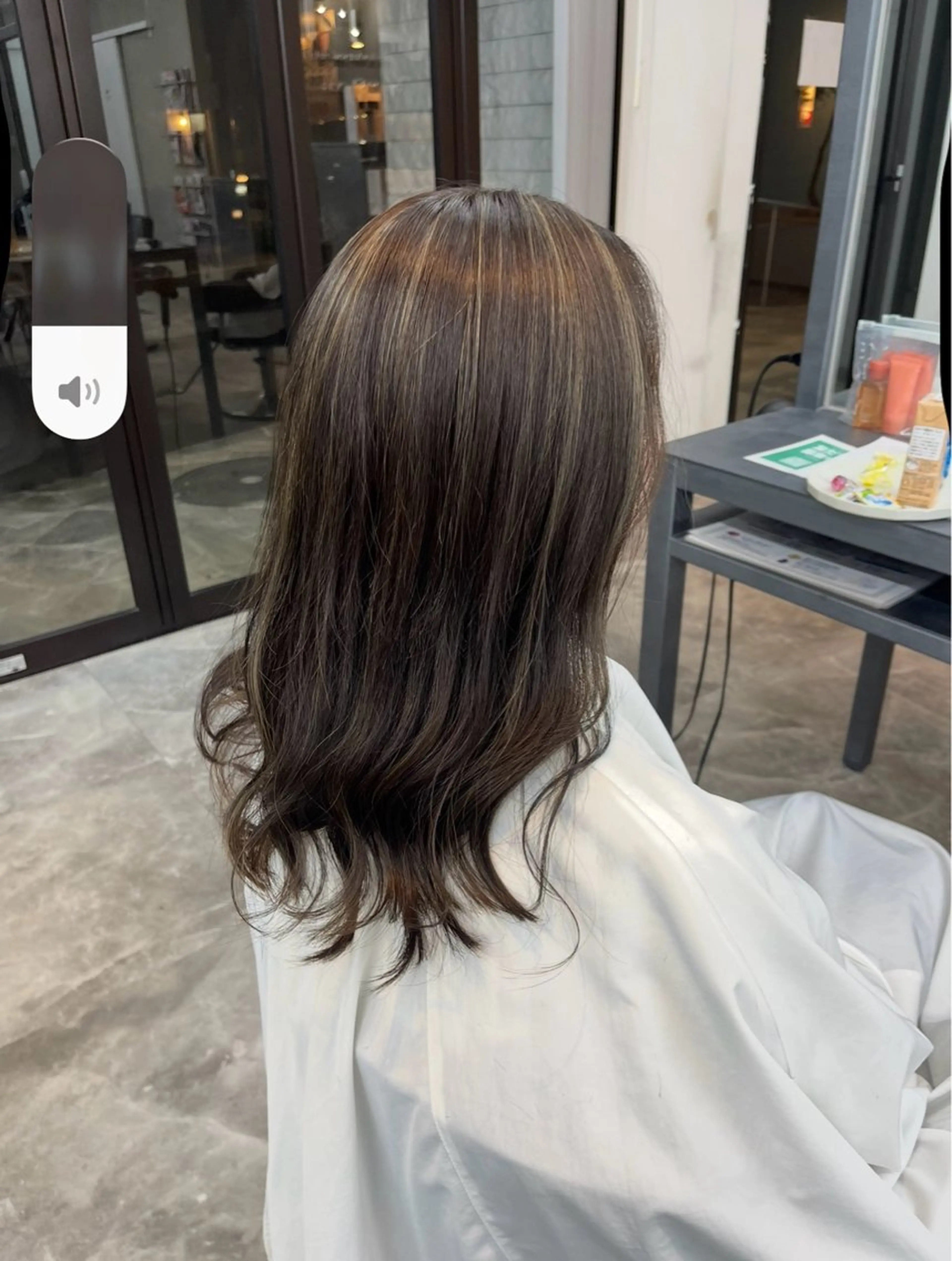 セミロング 縮毛矯正🐼暖色 根本侑季のヘアスタイル