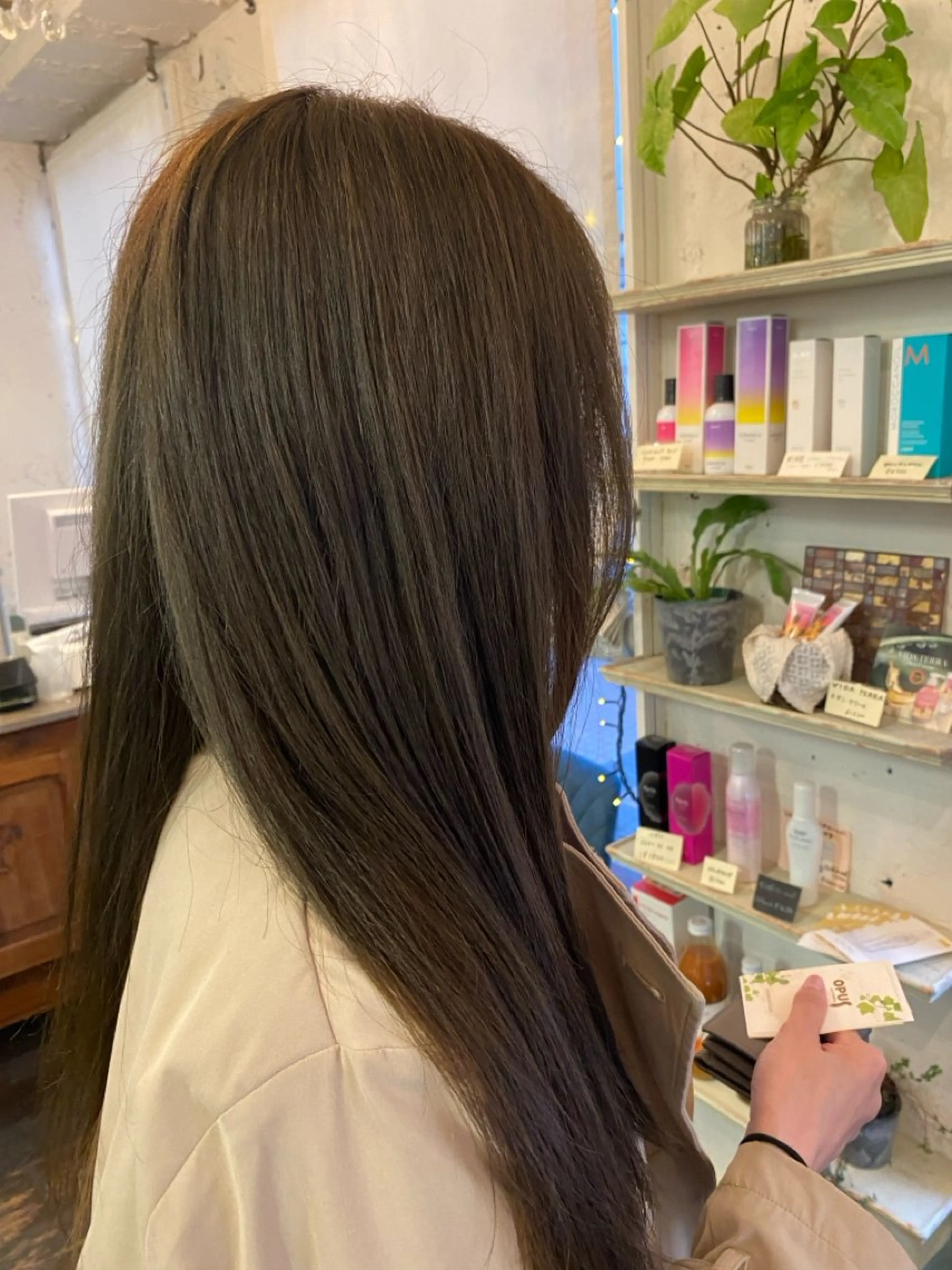 ロング カラー ベージュカラー オリーブベージュ BROWN所属・ケアストレート ハナシロミサキのヘアスタイル